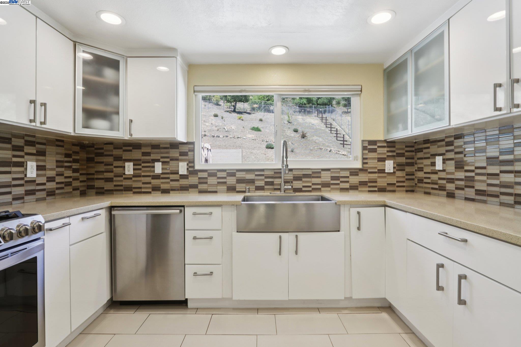 Detail Gallery Image 12 of 46 For 27978 Dobbel Ave, Hayward,  CA 94542 - 3 Beds | 2/1 Baths