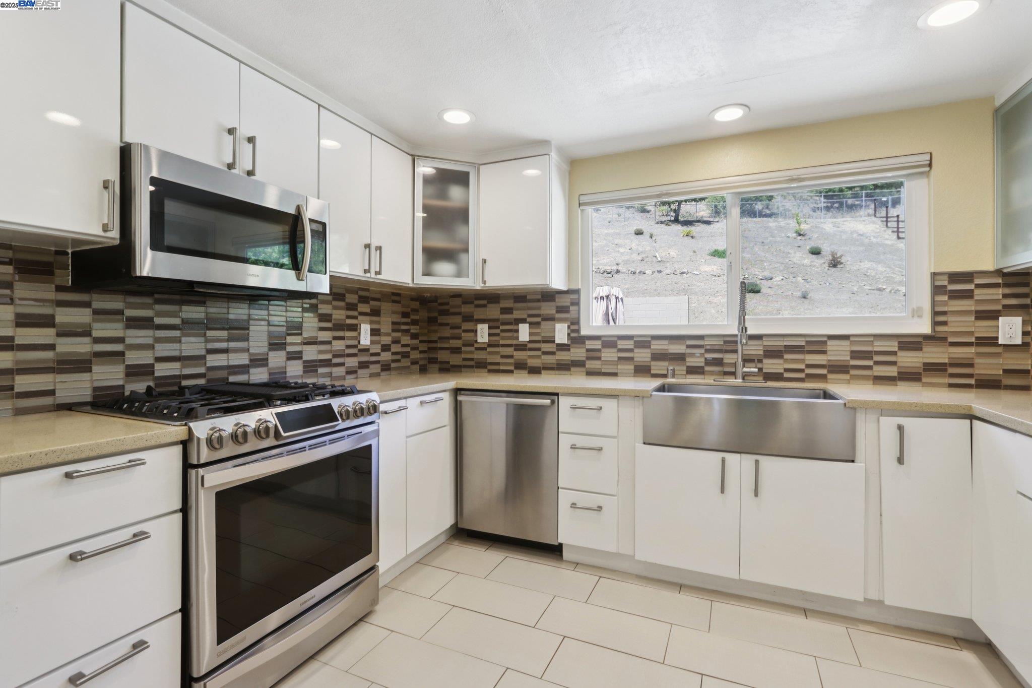 Detail Gallery Image 13 of 46 For 27978 Dobbel Ave, Hayward,  CA 94542 - 3 Beds | 2/1 Baths