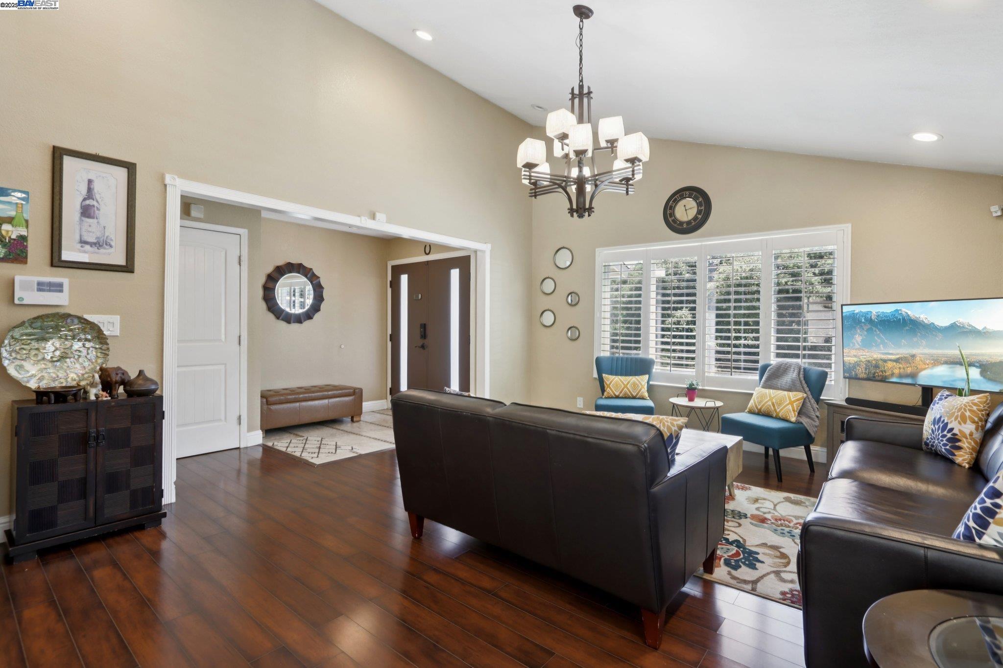 Detail Gallery Image 4 of 46 For 27978 Dobbel Ave, Hayward,  CA 94542 - 3 Beds | 2/1 Baths