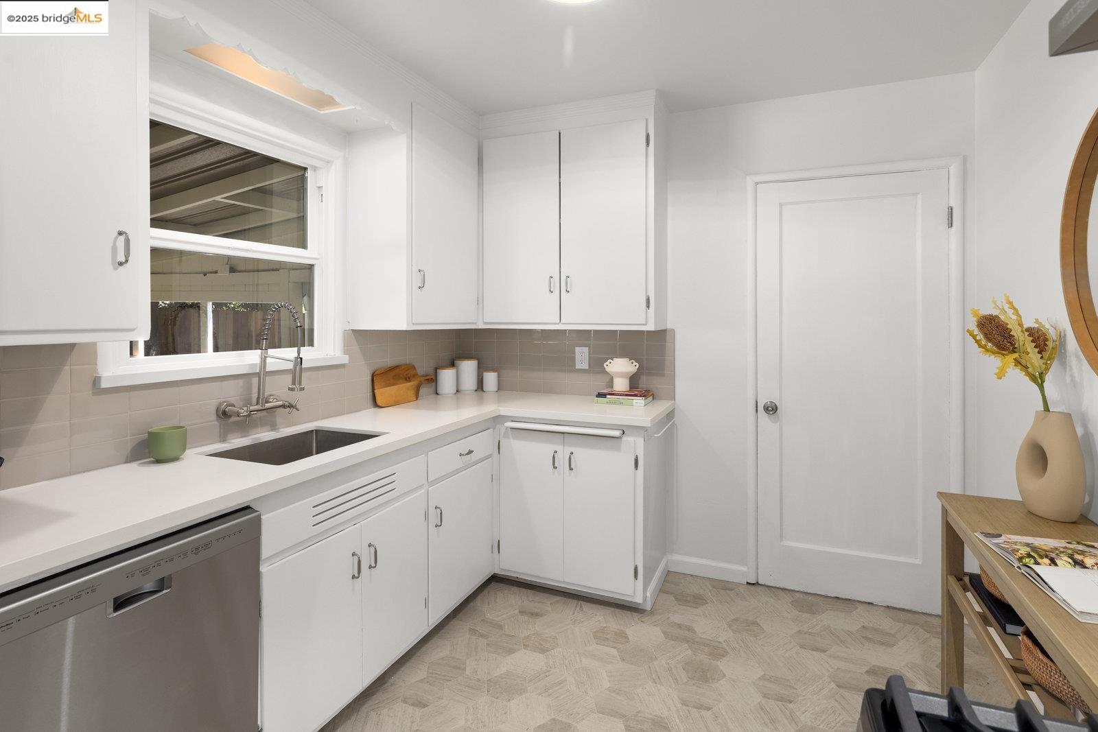 Detail Gallery Image 13 of 43 For 2234 Lobert St, Castro Valley,  CA 94546 - 2 Beds | 1 Baths