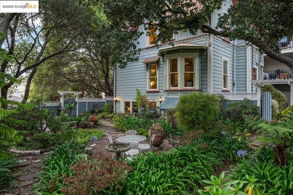 Detail Gallery Image 17 of 49 For 1924 7th, Oakland,  CA 94606 - 5 Beds | 4 Baths