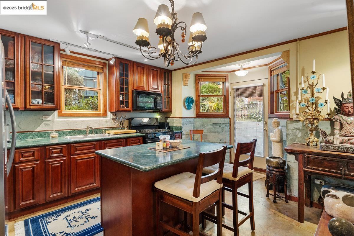 Detail Gallery Image 23 of 49 For 1924 7th, Oakland,  CA 94606 - 5 Beds | 4 Baths