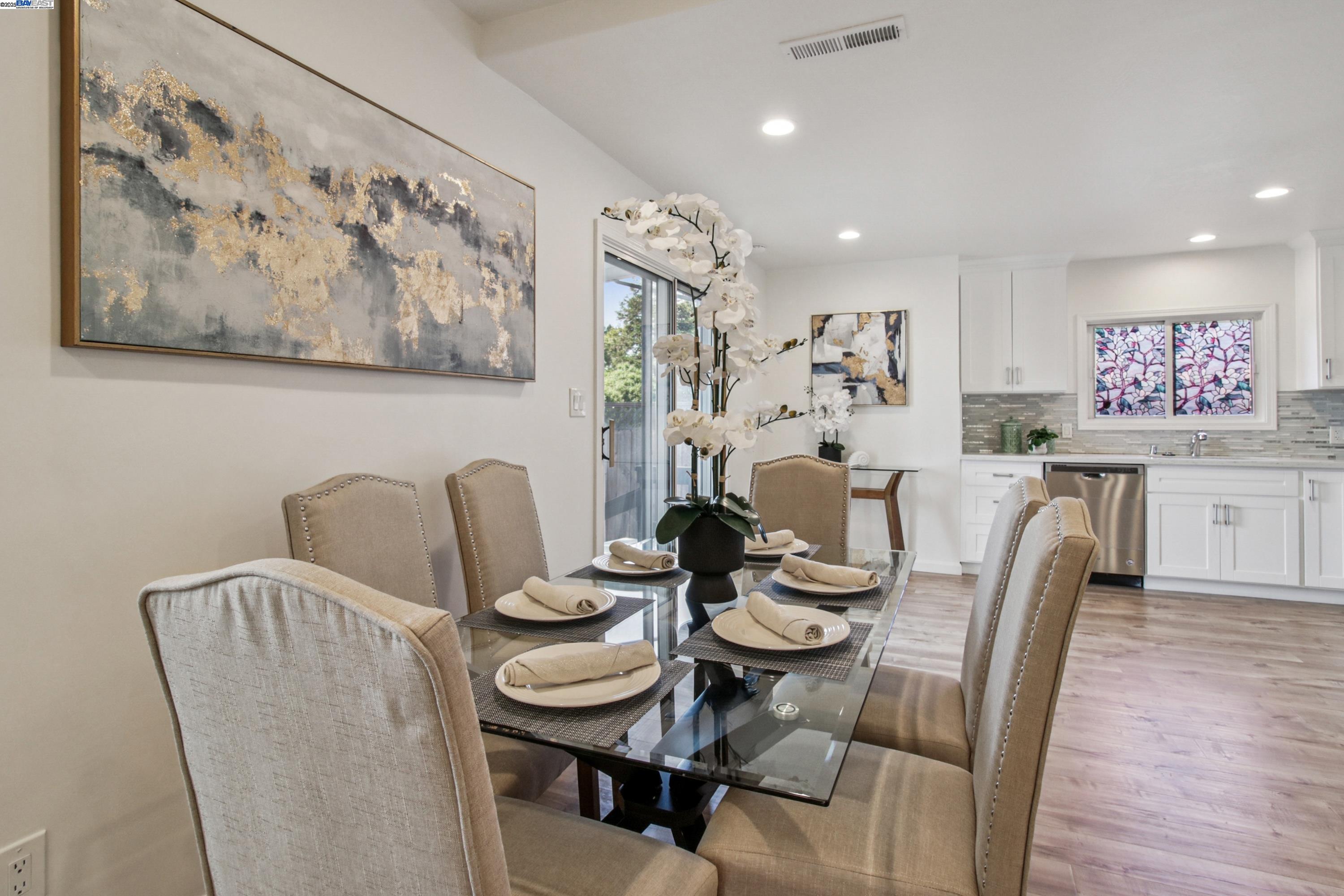 Detail Gallery Image 12 of 37 For 1900 Chestnut Street, Santa Clara,  CA 95054-1736 - 4 Beds | 3 Baths
