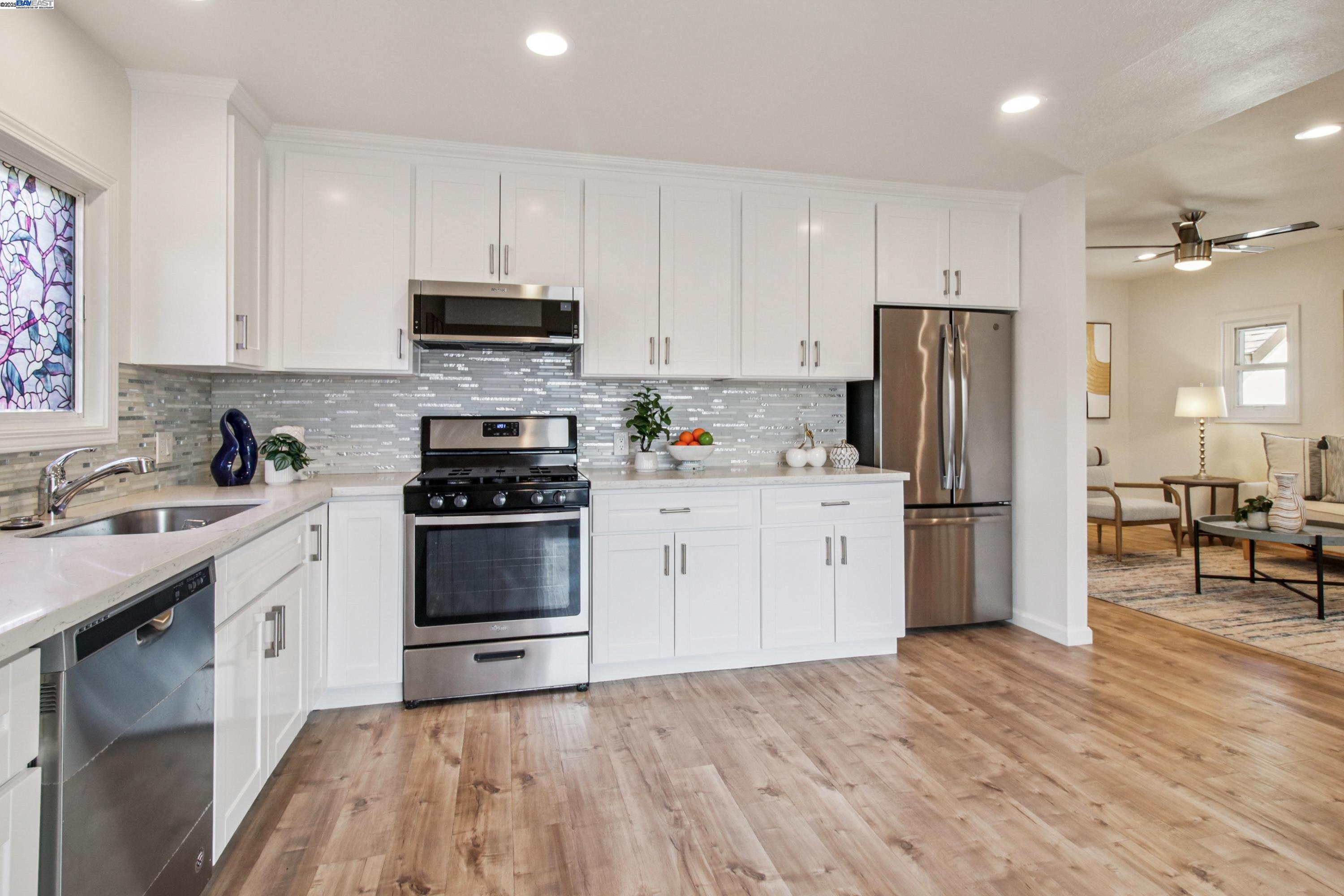 Detail Gallery Image 16 of 37 For 1900 Chestnut Street, Santa Clara,  CA 95054-1736 - 4 Beds | 3 Baths
