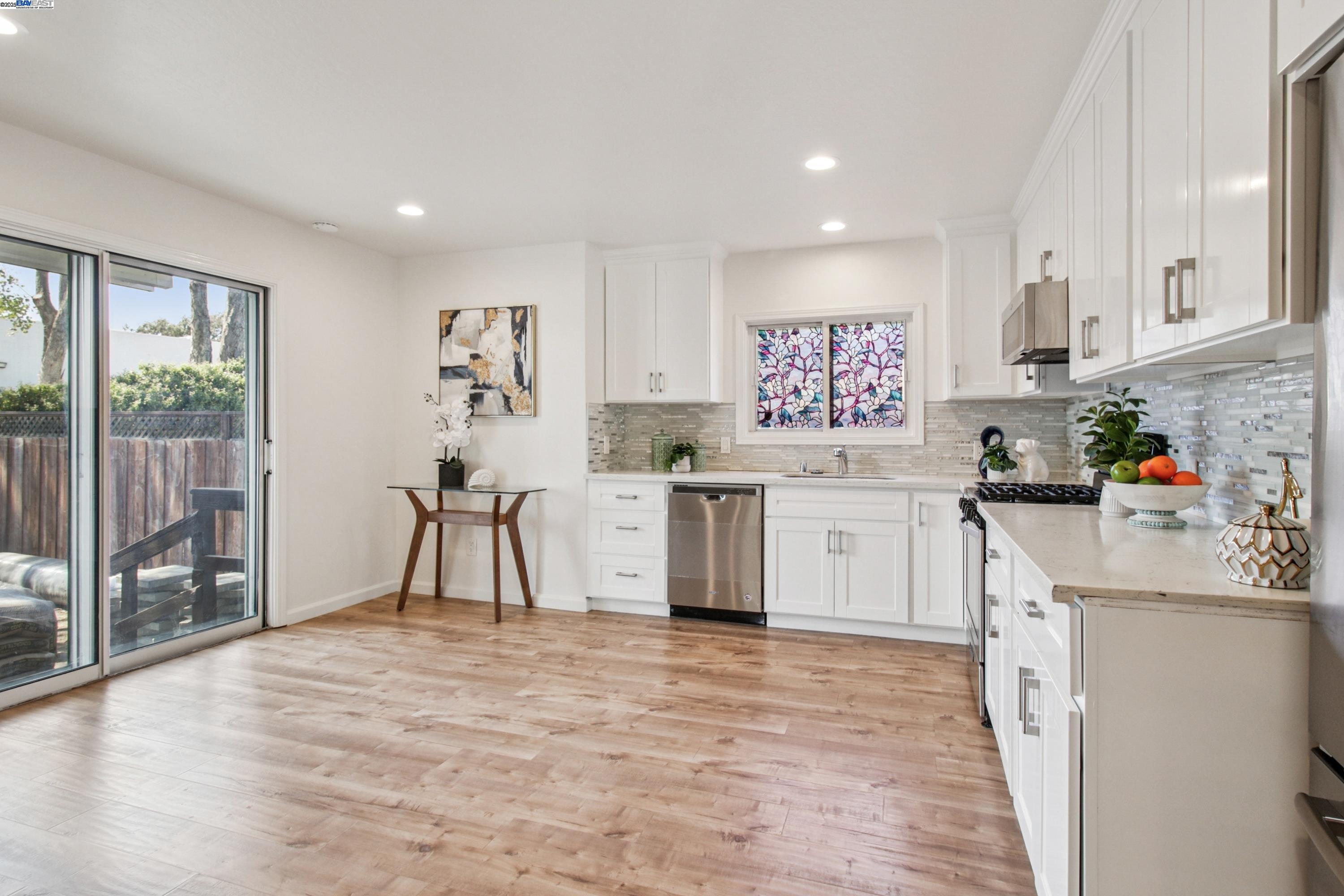 Detail Gallery Image 17 of 37 For 1900 Chestnut Street, Santa Clara,  CA 95054-1736 - 4 Beds | 3 Baths