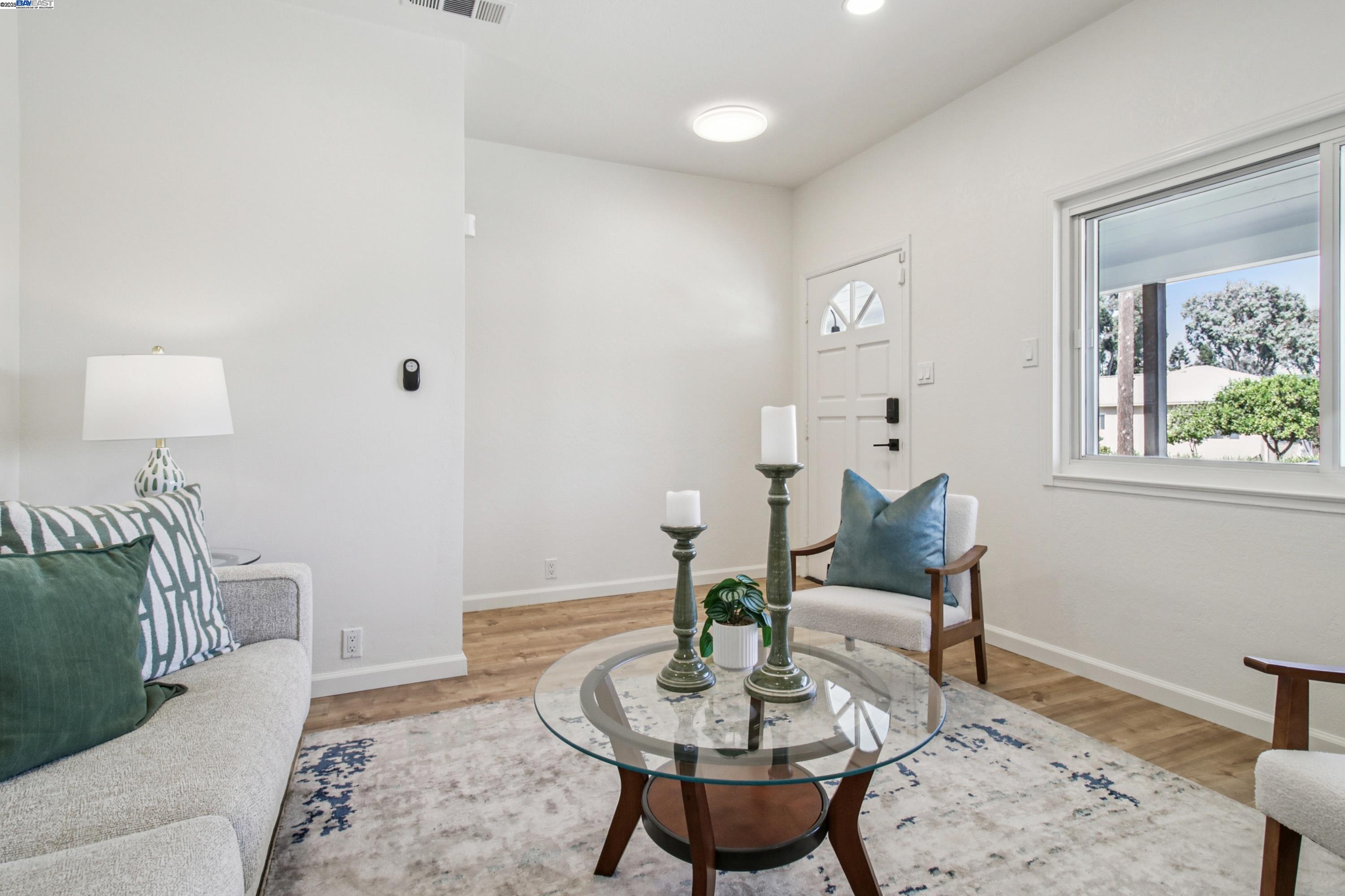 Detail Gallery Image 3 of 37 For 1900 Chestnut Street, Santa Clara,  CA 95054-1736 - 4 Beds | 3 Baths