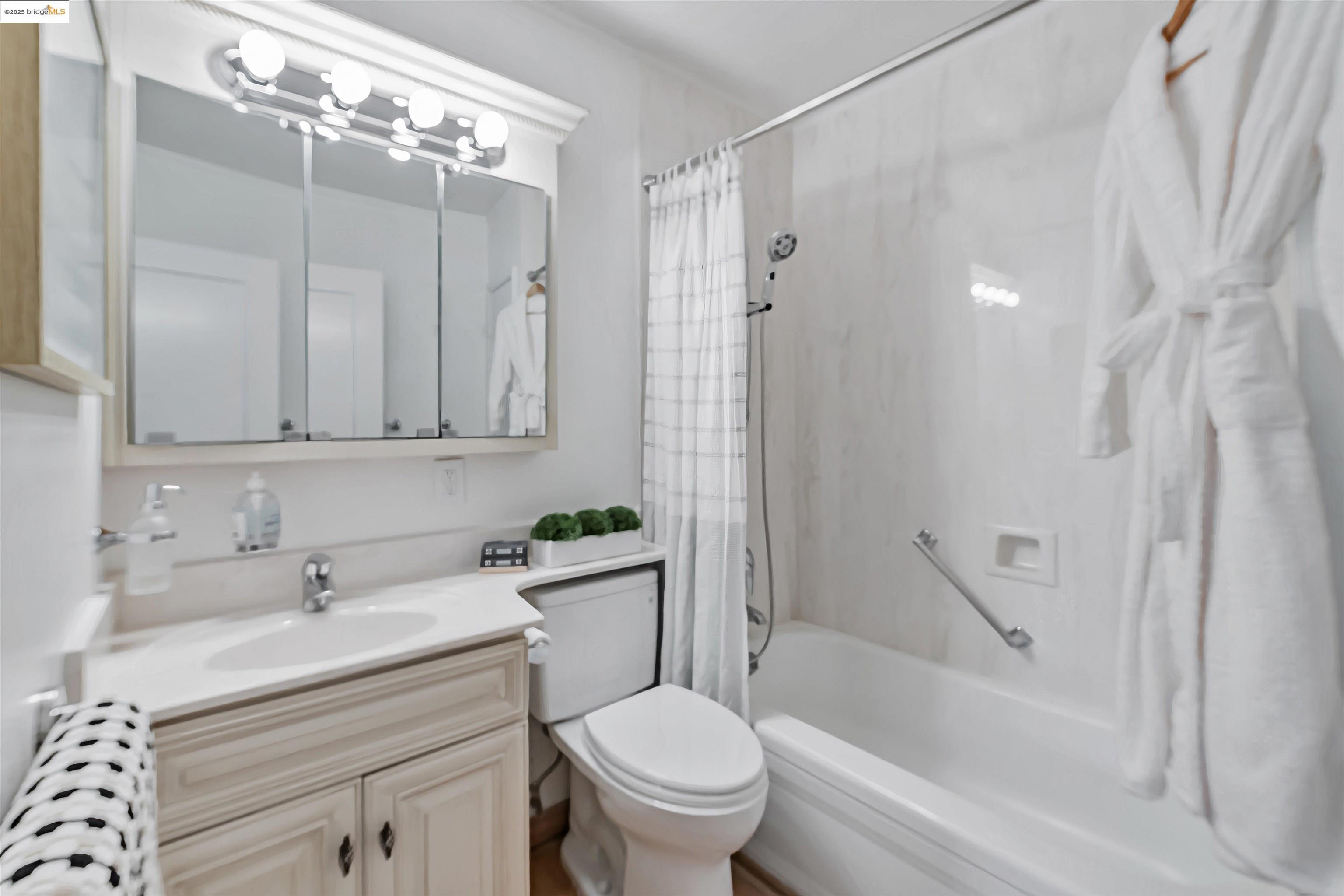 Detail Gallery Image 8 of 22 For 197 Georgia Way, San Leandro,  CA 94577 - 3 Beds | 2 Baths