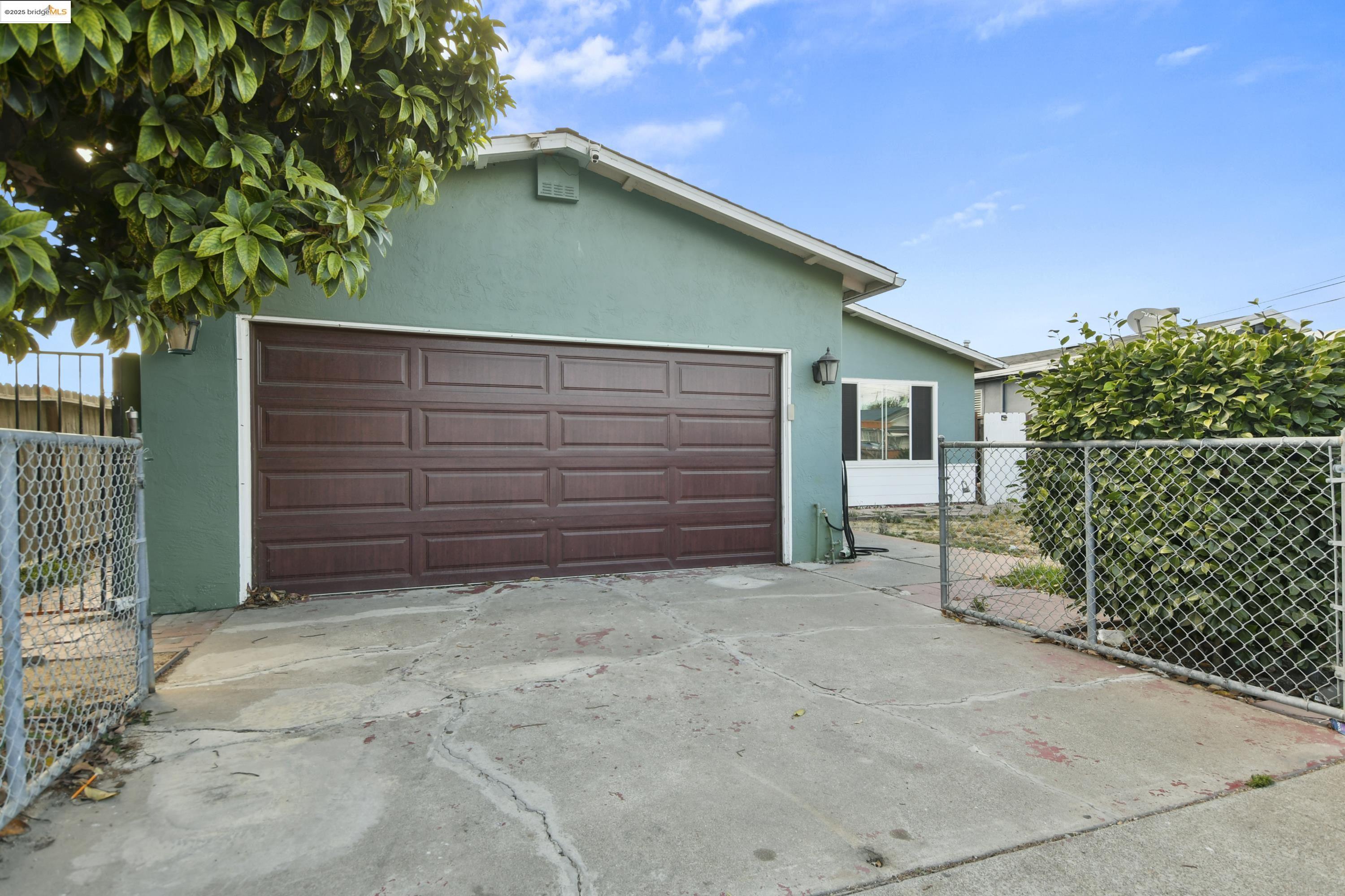 Detail Gallery Image 1 of 26 For 447 S 16th St, Richmond,  CA 94804 - 4 Beds | 2 Baths