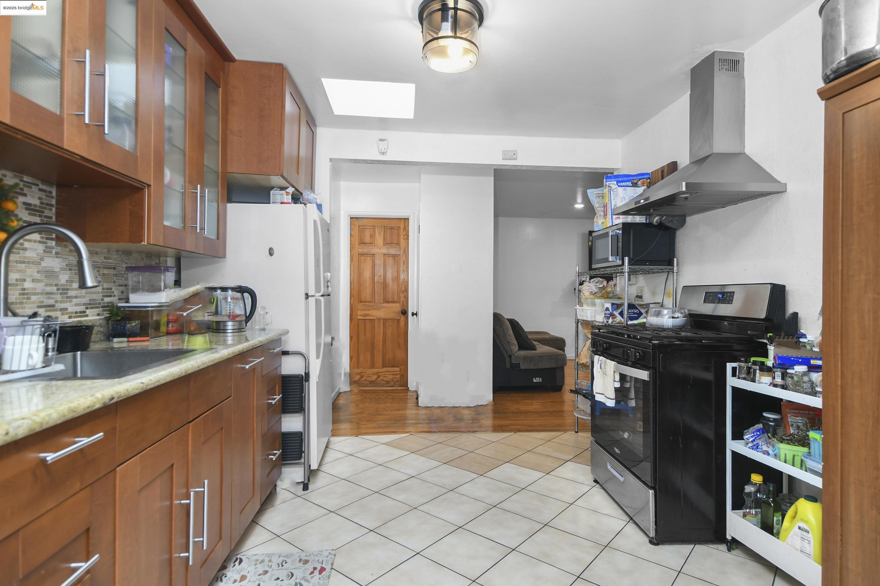 Detail Gallery Image 8 of 26 For 447 S 16th St, Richmond,  CA 94804 - 4 Beds | 2 Baths