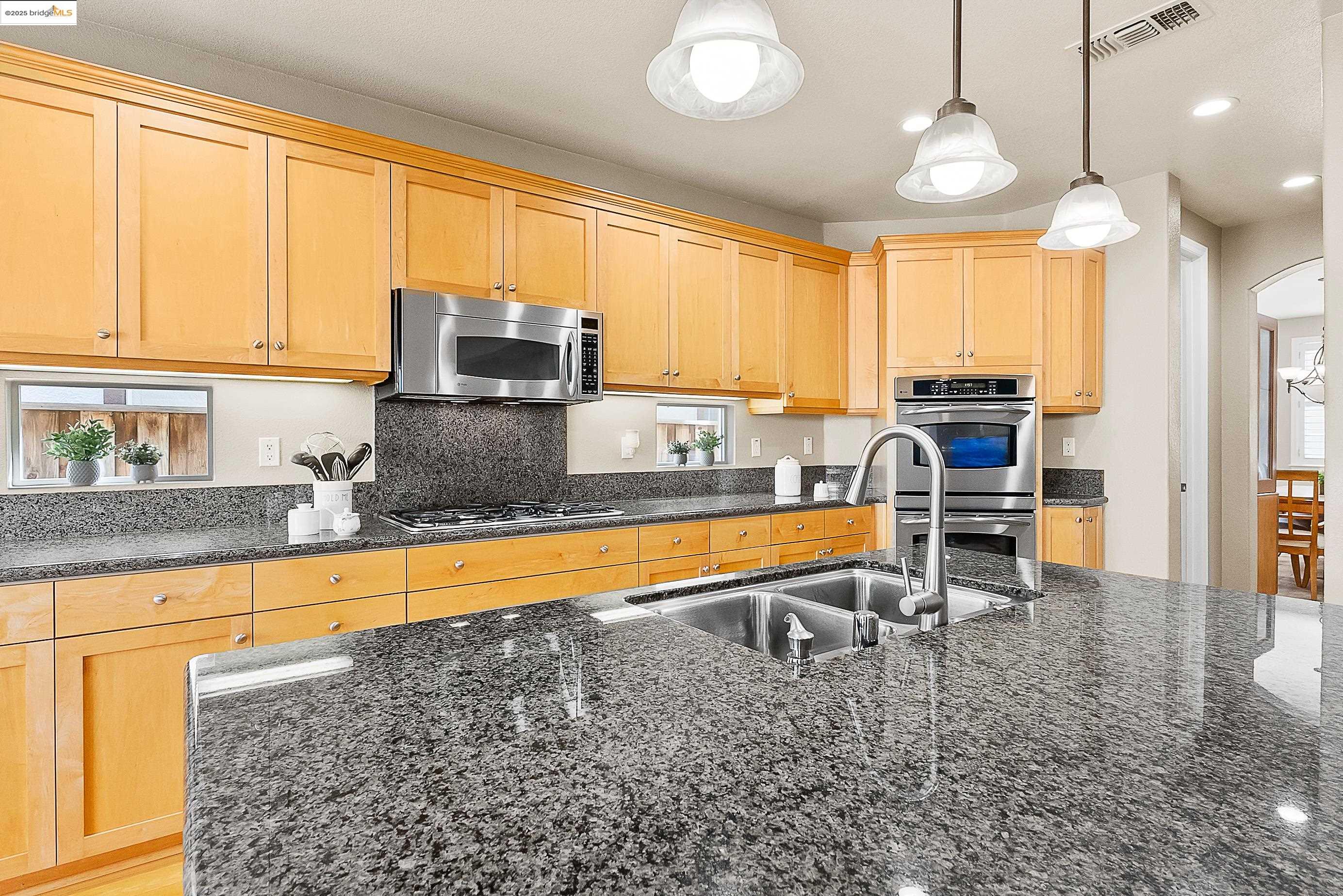 Detail Gallery Image 12 of 41 For 5282 Fern Ridge Cir, Discovery Bay,  CA 94505 - 5 Beds | 2/1 Baths