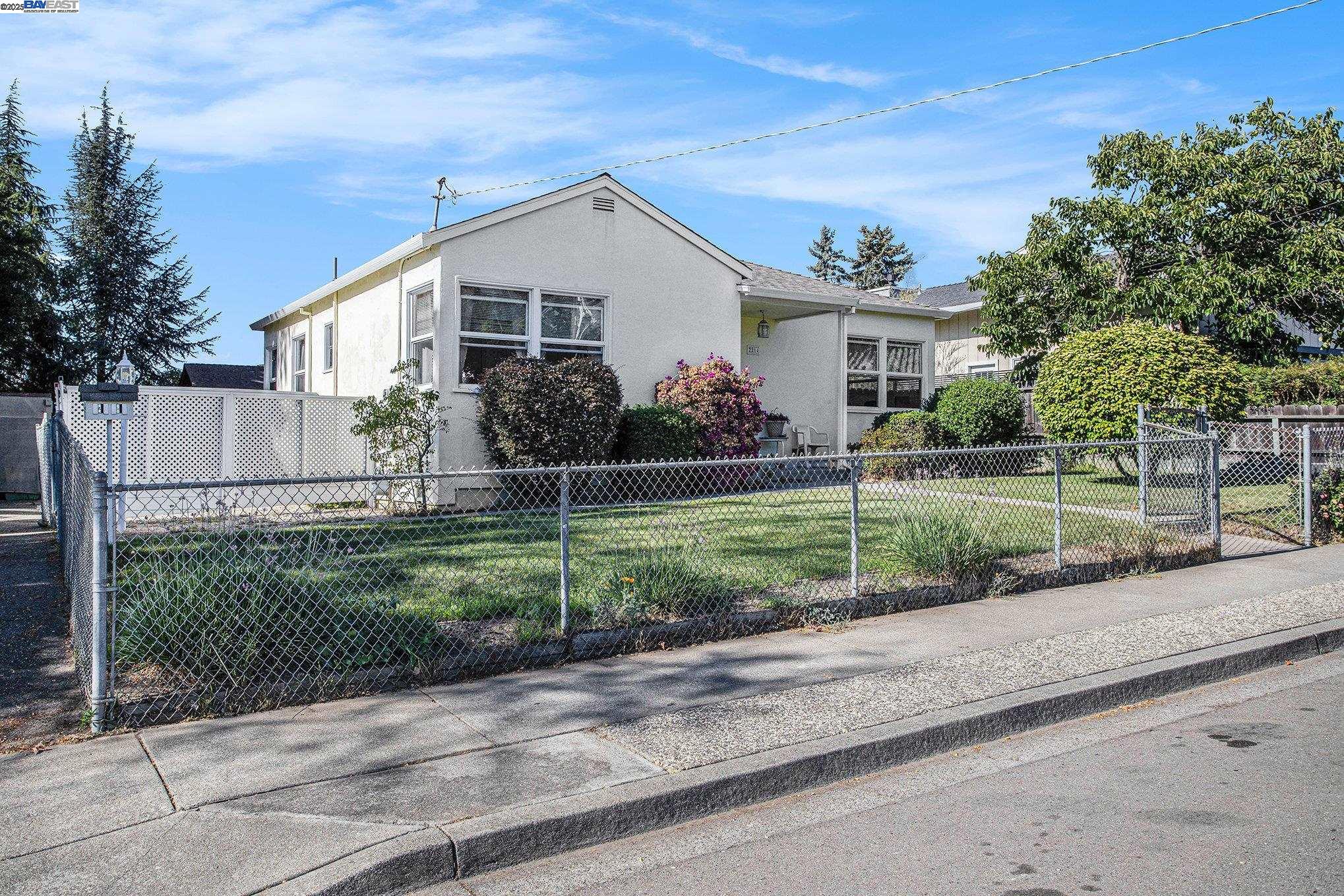 Detail Gallery Image 4 of 21 For 2214 D St, Hayward,  CA 94541 - 2 Beds | 1 Baths