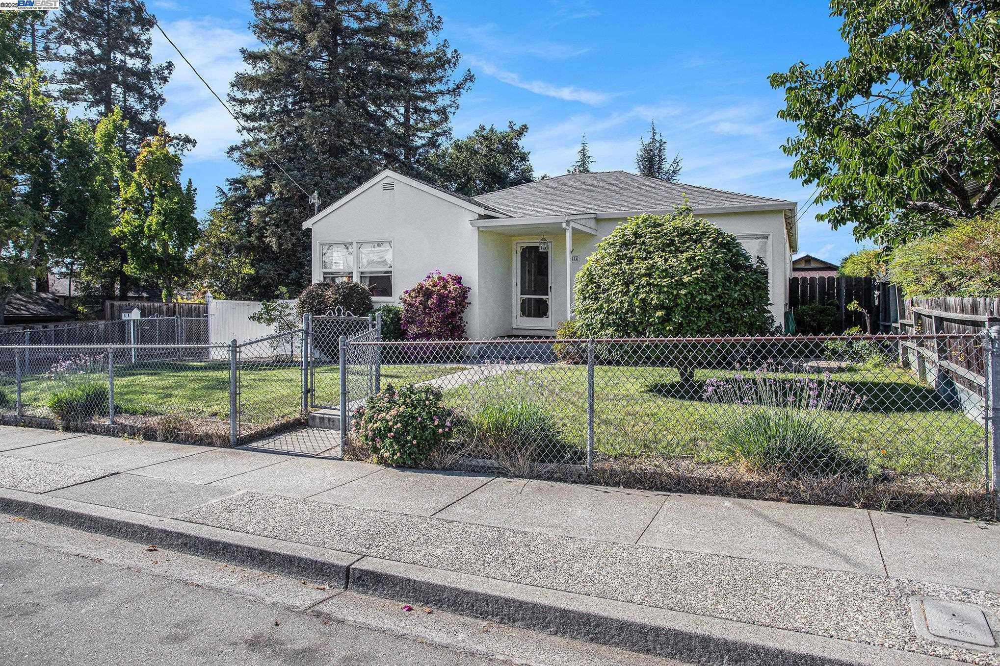Detail Gallery Image 6 of 21 For 2214 D St, Hayward,  CA 94541 - 2 Beds | 1 Baths