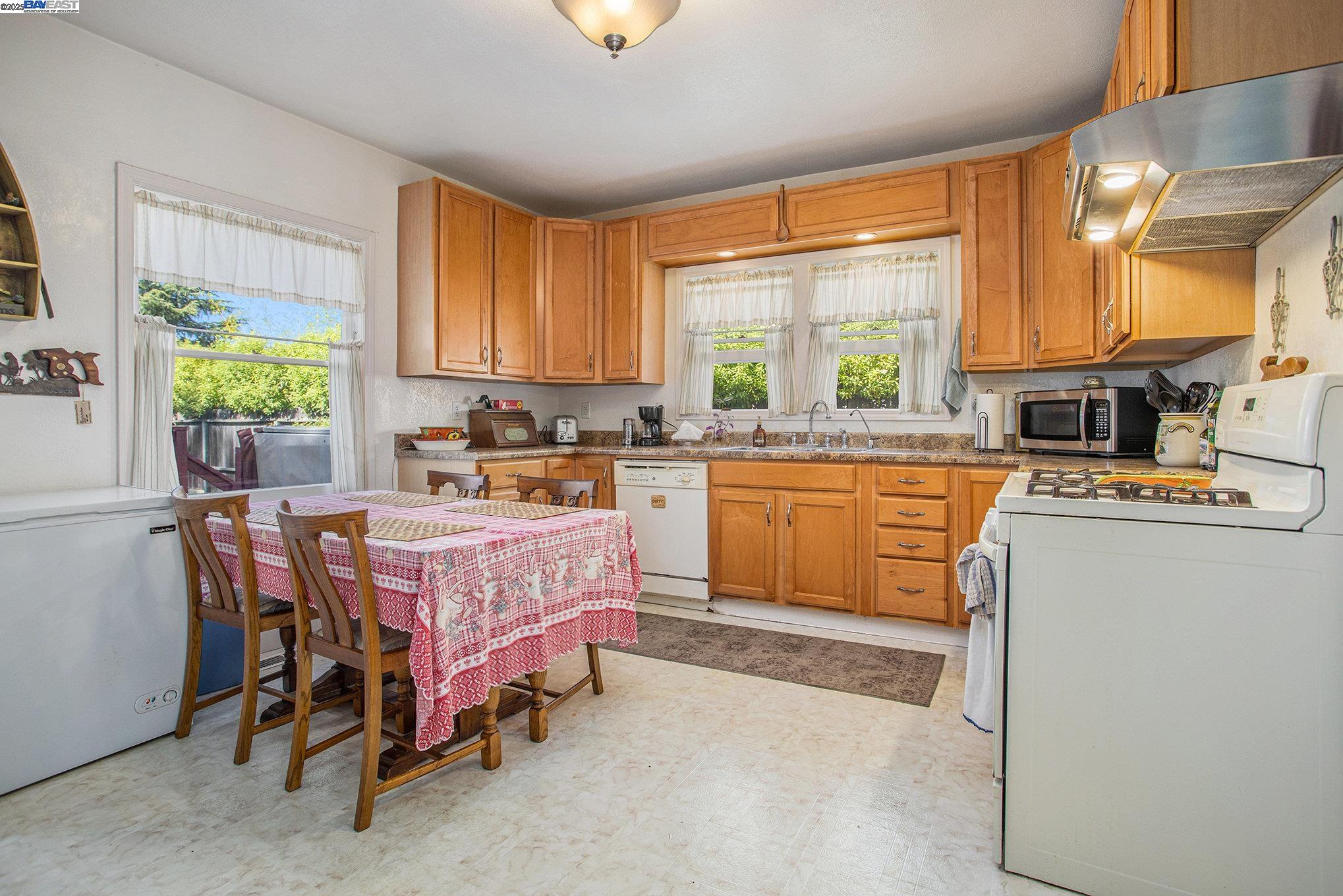 Detail Gallery Image 9 of 21 For 2214 D St, Hayward,  CA 94541 - 2 Beds | 1 Baths