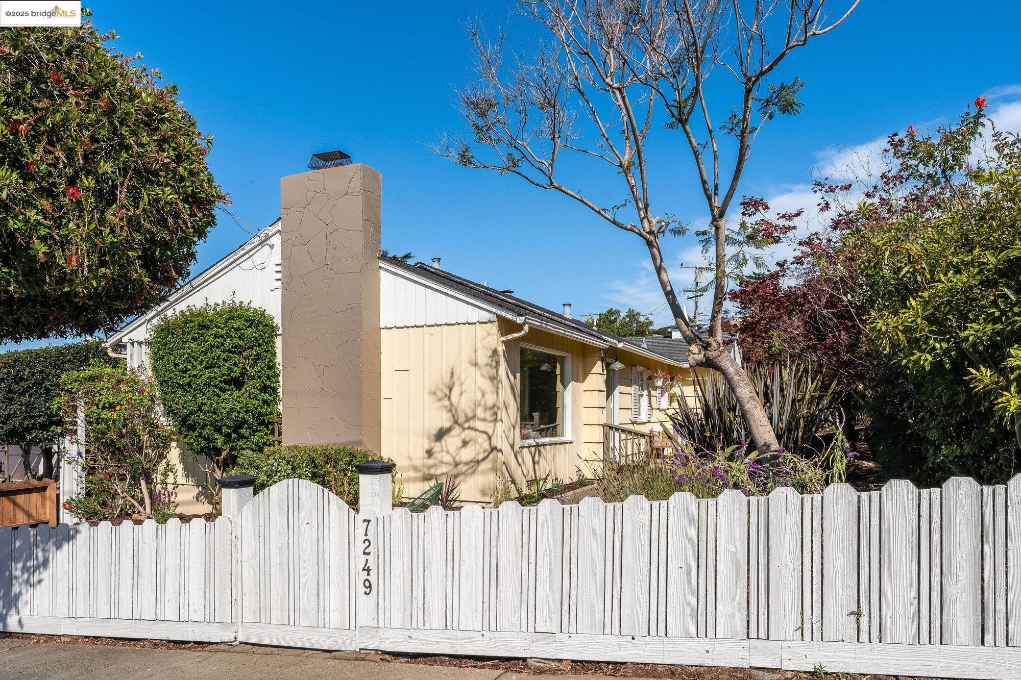 Detail Gallery Image 2 of 37 For 7249 Blake St., El Cerrito,  CA 94530 - 3 Beds | 1 Baths