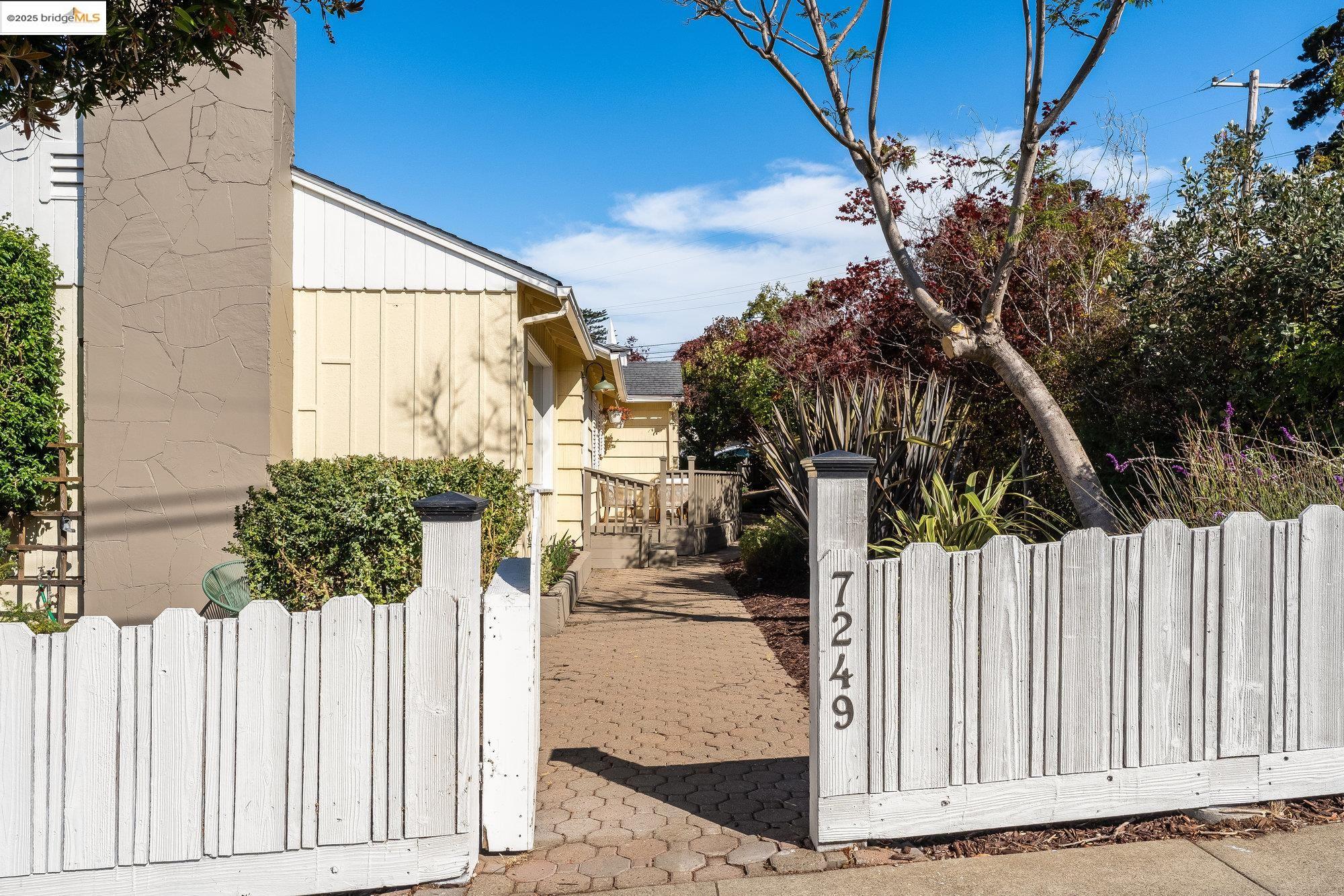 Detail Gallery Image 3 of 37 For 7249 Blake St., El Cerrito,  CA 94530 - 3 Beds | 1 Baths
