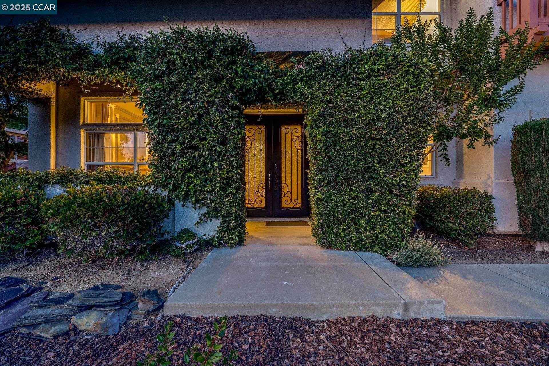 Detail Gallery Image 2 of 53 For 1105 Peacock Creek Drive, Clayton,  CA 94517 - 5 Beds | 3/1 Baths