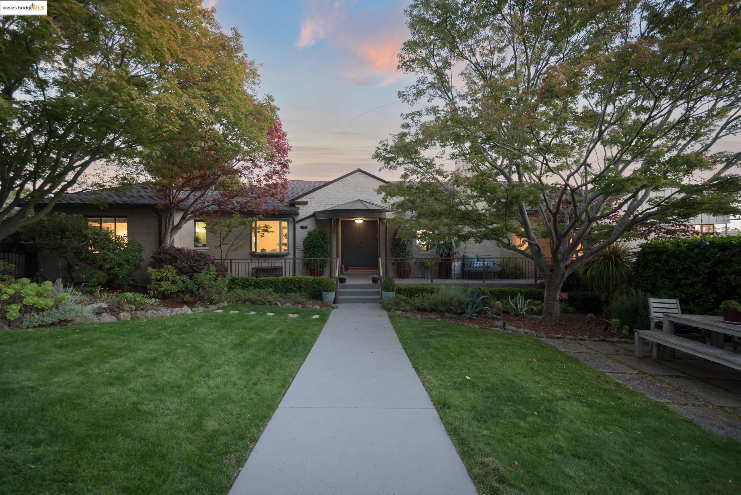 Detail Gallery Image 2 of 57 For 1971 Hoover Ave, Oakland,  CA 94602 - 5 Beds | 5/1 Baths