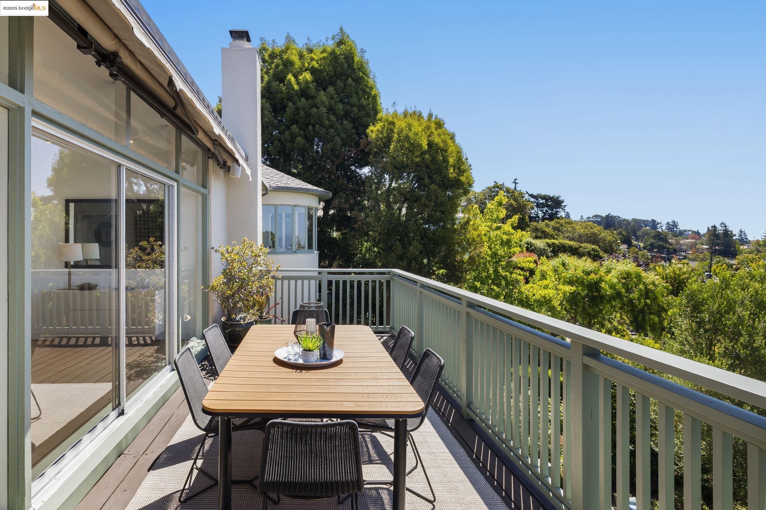 Detail Gallery Image 12 of 57 For 1971 Hoover Ave, Oakland,  CA 94602 - 5 Beds | 5/1 Baths