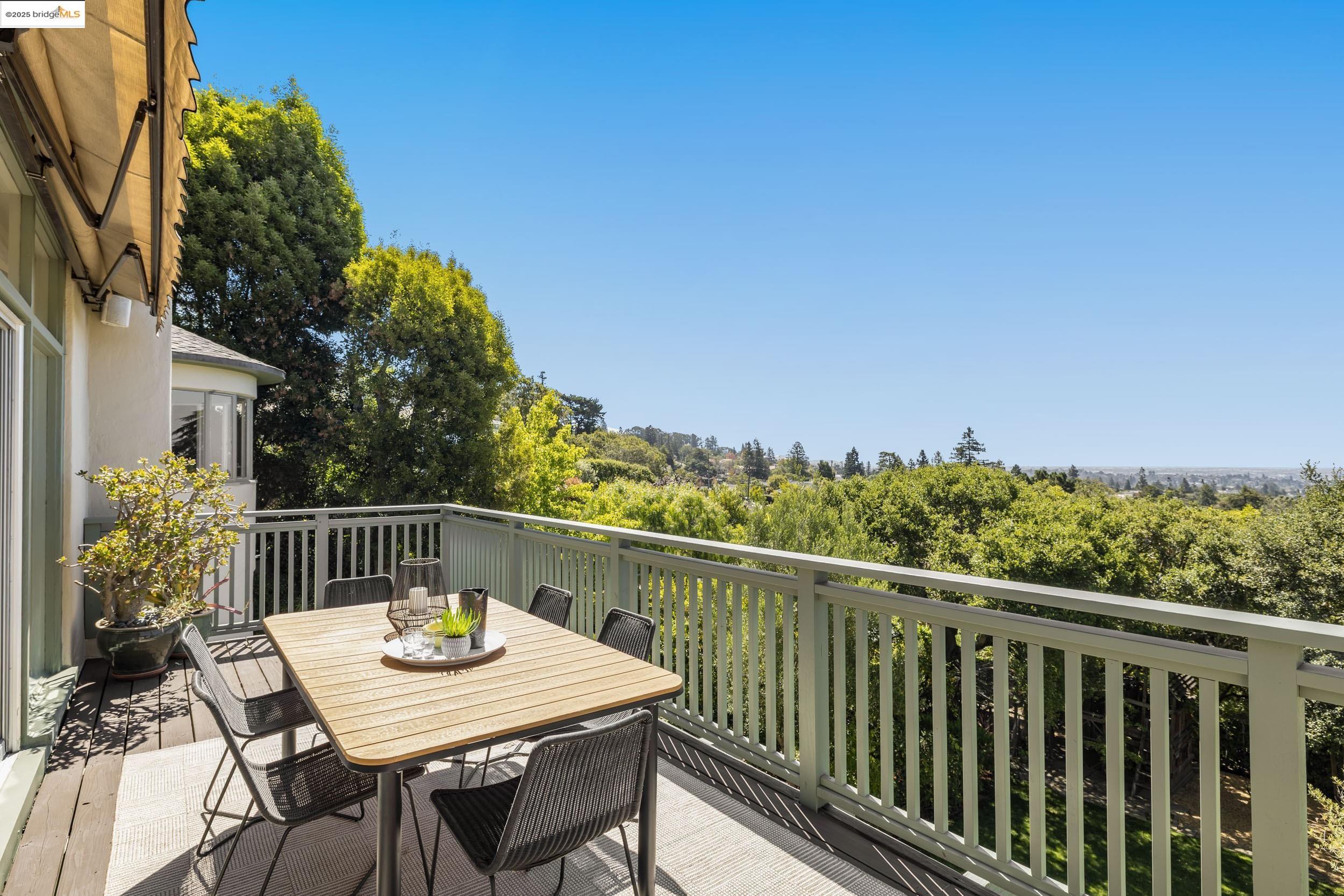 Detail Gallery Image 15 of 57 For 1971 Hoover Ave, Oakland,  CA 94602 - 5 Beds | 5/1 Baths