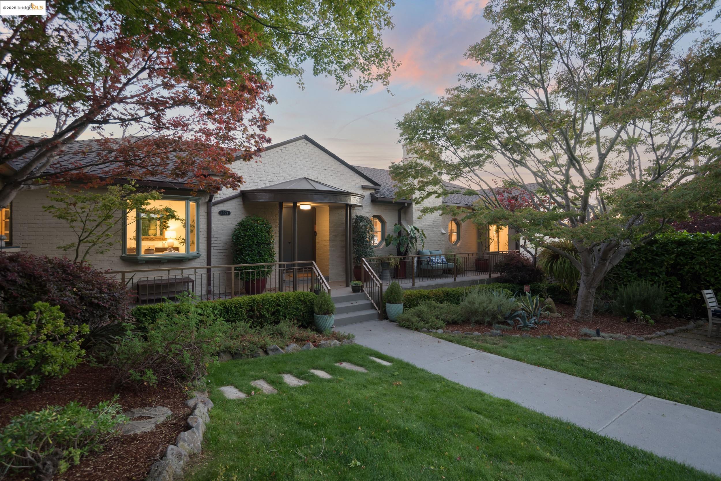 Detail Gallery Image 3 of 57 For 1971 Hoover Ave, Oakland,  CA 94602 - 5 Beds | 5/1 Baths