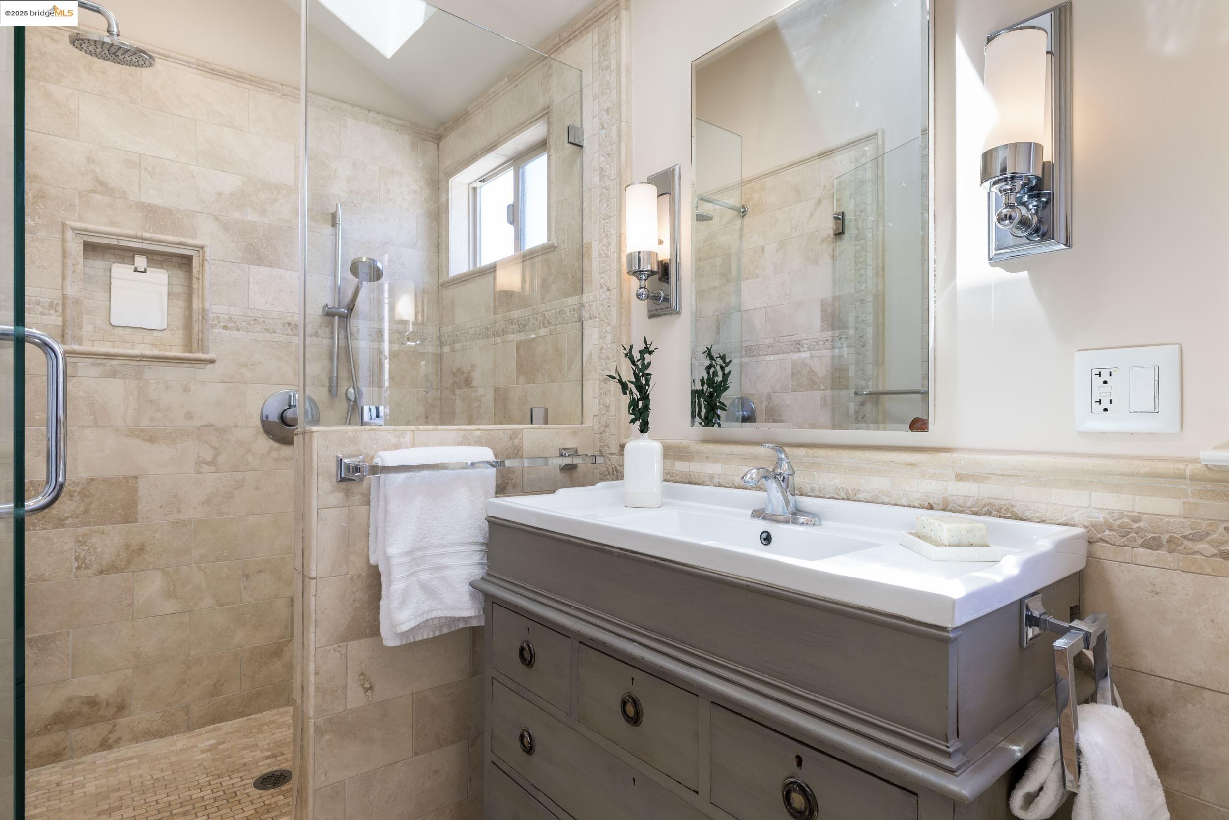 Detail Gallery Image 21 of 57 For 1971 Hoover Ave, Oakland,  CA 94602 - 5 Beds | 5/1 Baths