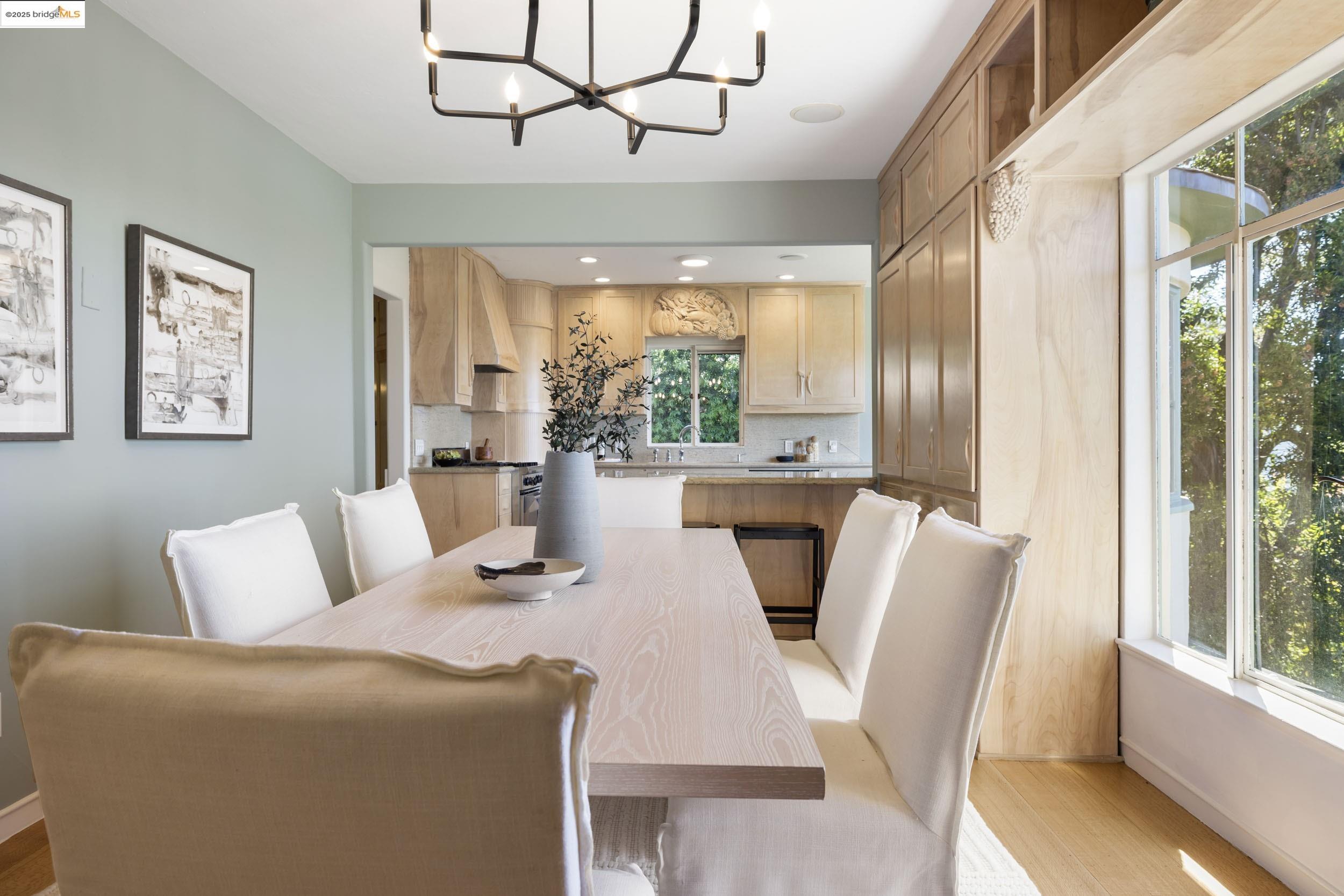 Detail Gallery Image 25 of 57 For 1971 Hoover Ave, Oakland,  CA 94602 - 5 Beds | 5/1 Baths