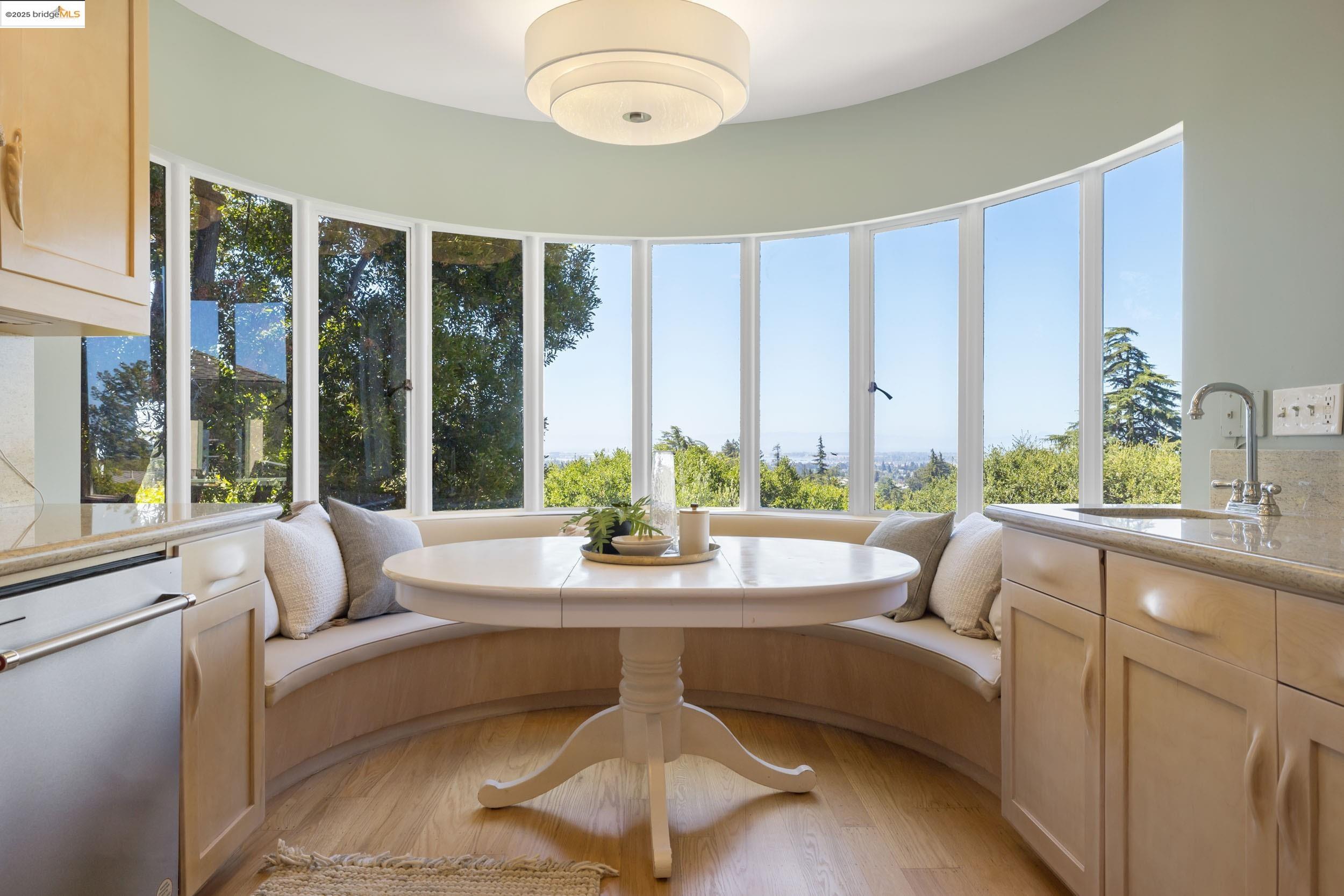 Detail Gallery Image 28 of 57 For 1971 Hoover Ave, Oakland,  CA 94602 - 5 Beds | 5/1 Baths