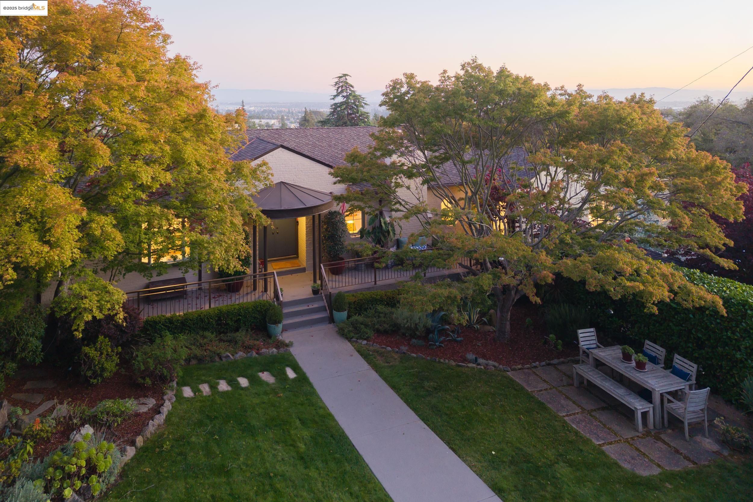 Detail Gallery Image 4 of 57 For 1971 Hoover Ave, Oakland,  CA 94602 - 5 Beds | 5/1 Baths