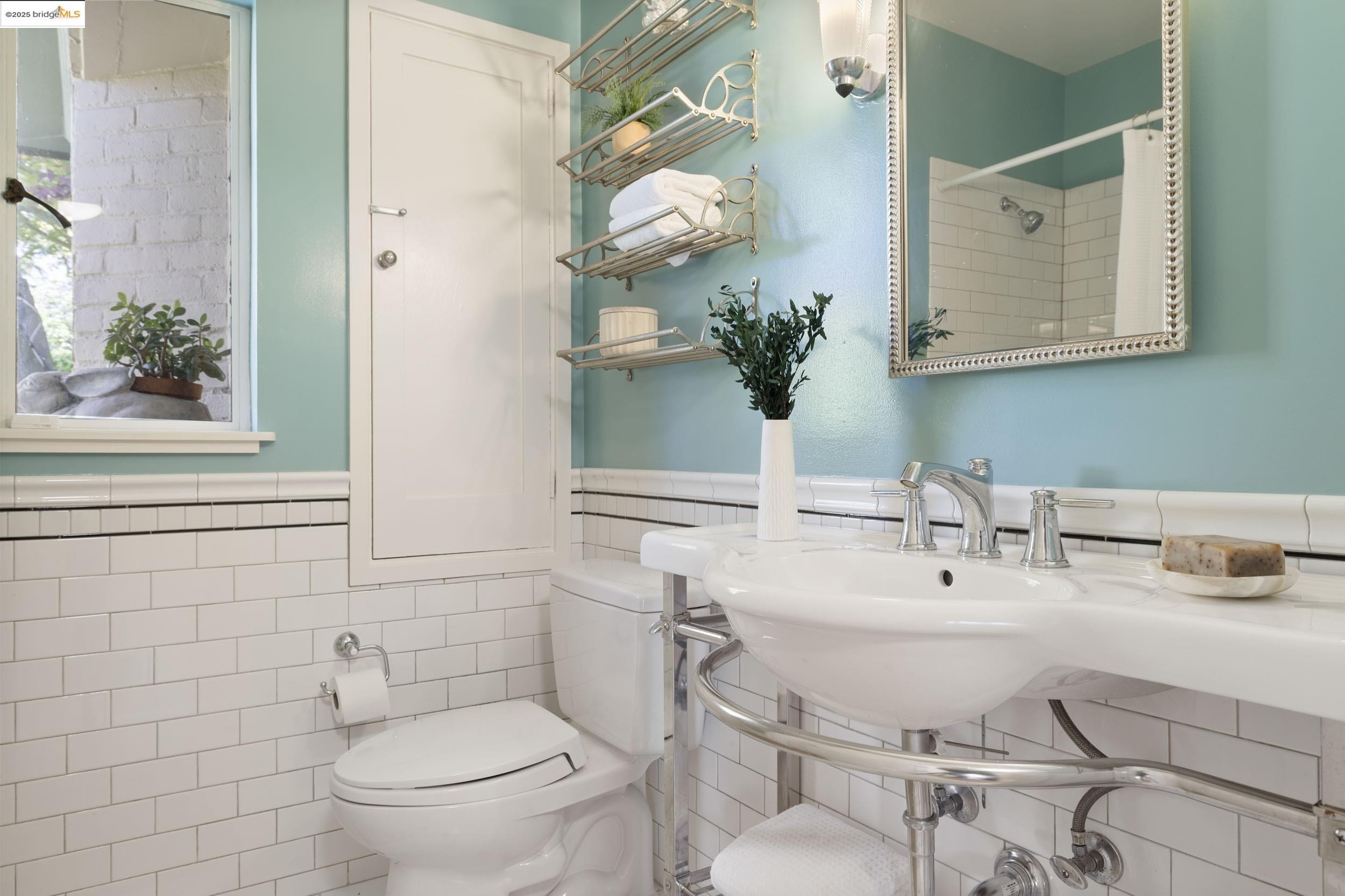 Detail Gallery Image 32 of 57 For 1971 Hoover Ave, Oakland,  CA 94602 - 5 Beds | 5/1 Baths
