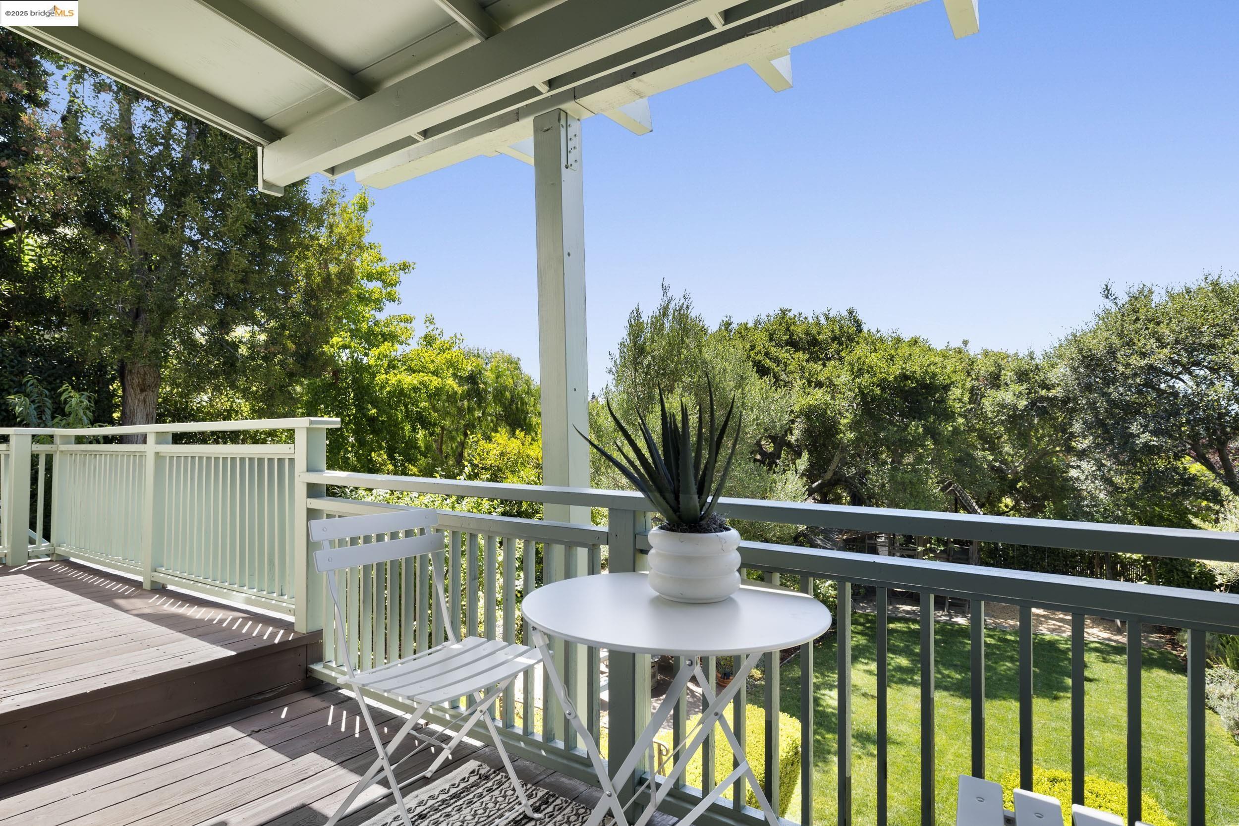 Detail Gallery Image 35 of 57 For 1971 Hoover Ave, Oakland,  CA 94602 - 5 Beds | 5/1 Baths