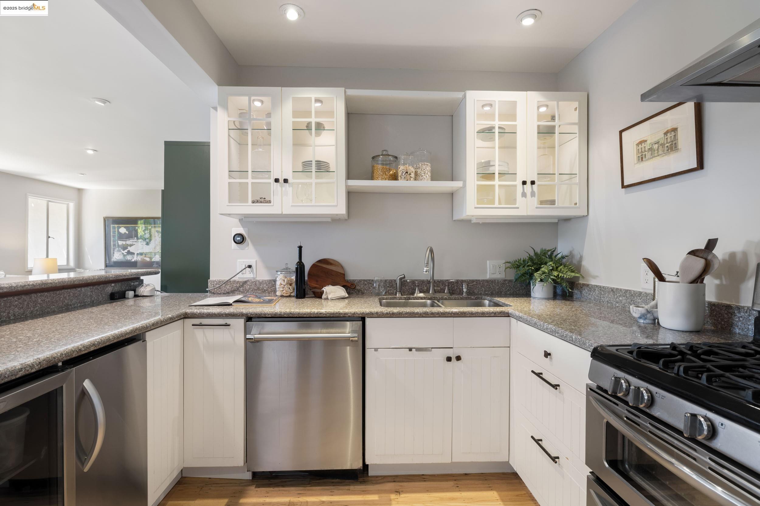 Detail Gallery Image 39 of 57 For 1971 Hoover Ave, Oakland,  CA 94602 - 5 Beds | 5/1 Baths