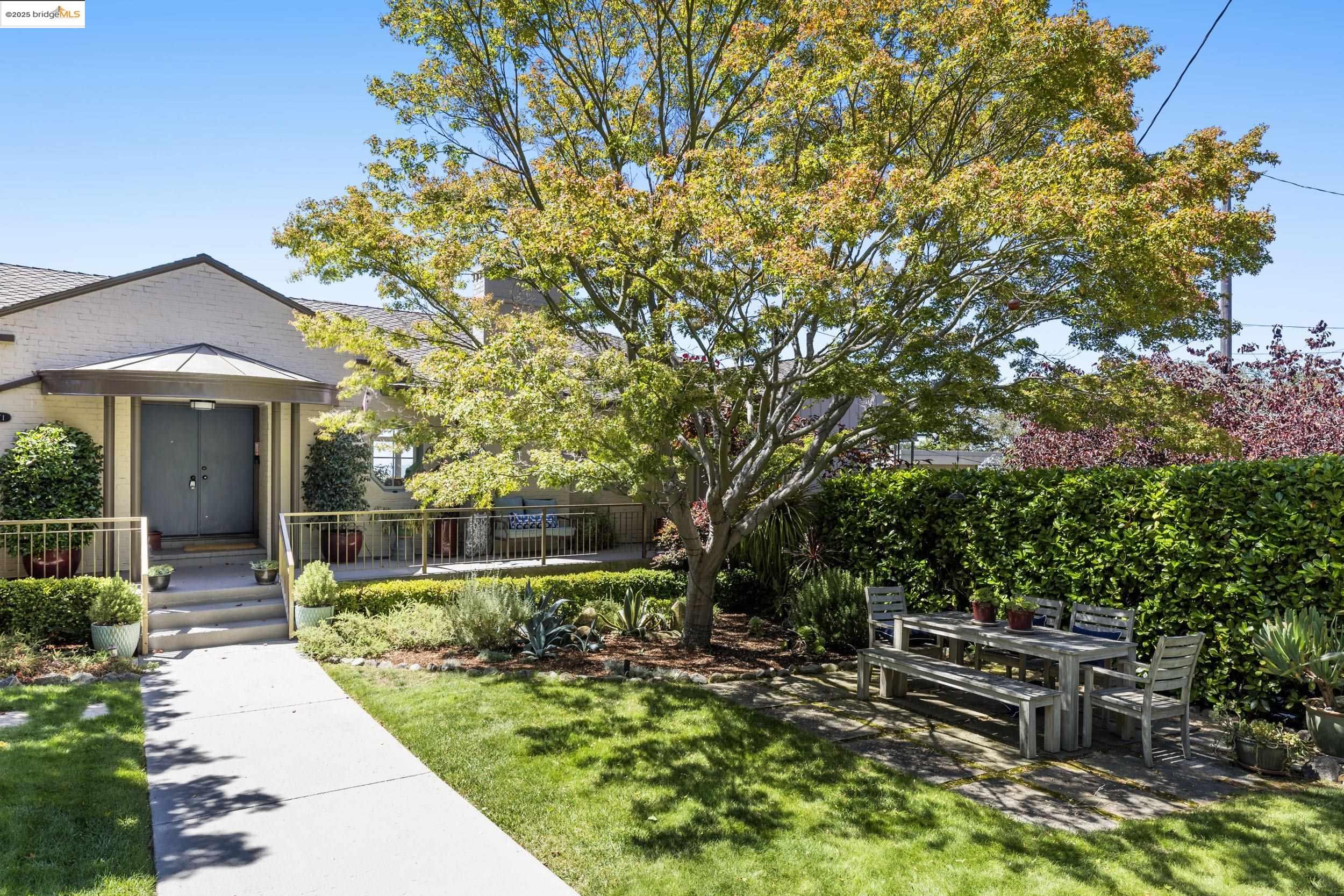 Detail Gallery Image 5 of 57 For 1971 Hoover Ave, Oakland,  CA 94602 - 5 Beds | 5/1 Baths