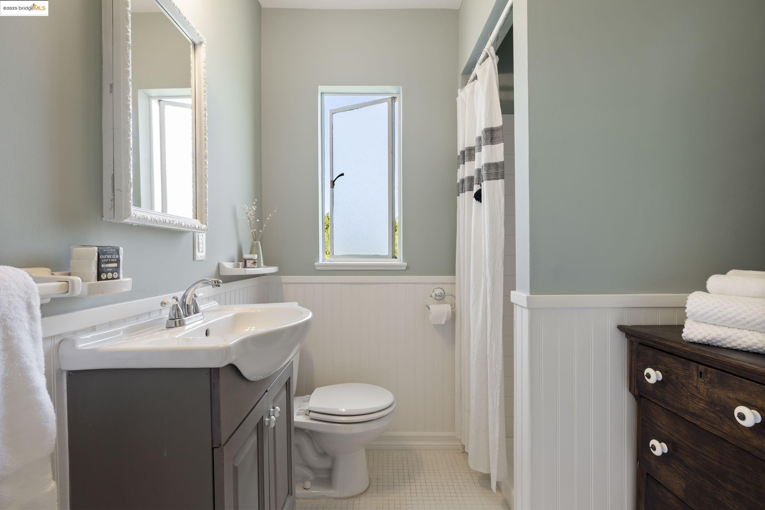 Detail Gallery Image 47 of 57 For 1971 Hoover Ave, Oakland,  CA 94602 - 5 Beds | 5/1 Baths
