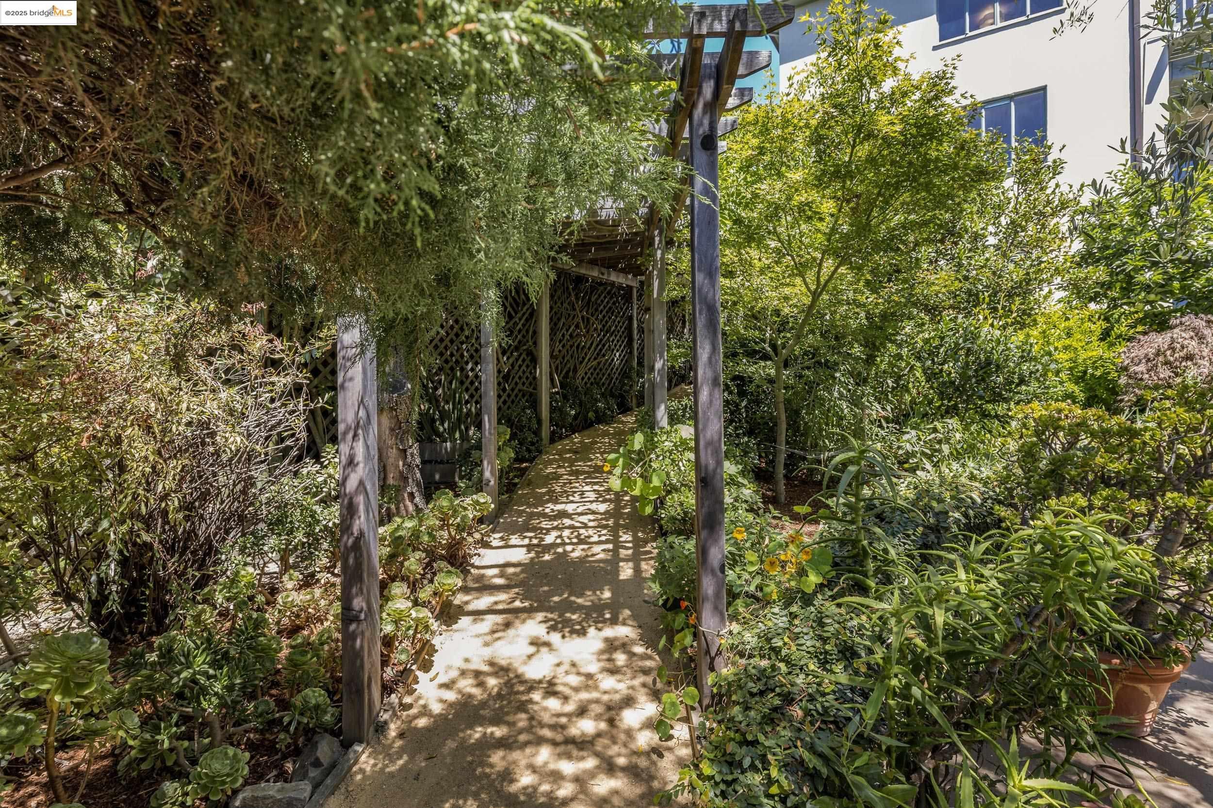 Detail Gallery Image 50 of 57 For 1971 Hoover Ave, Oakland,  CA 94602 - 5 Beds | 5/1 Baths