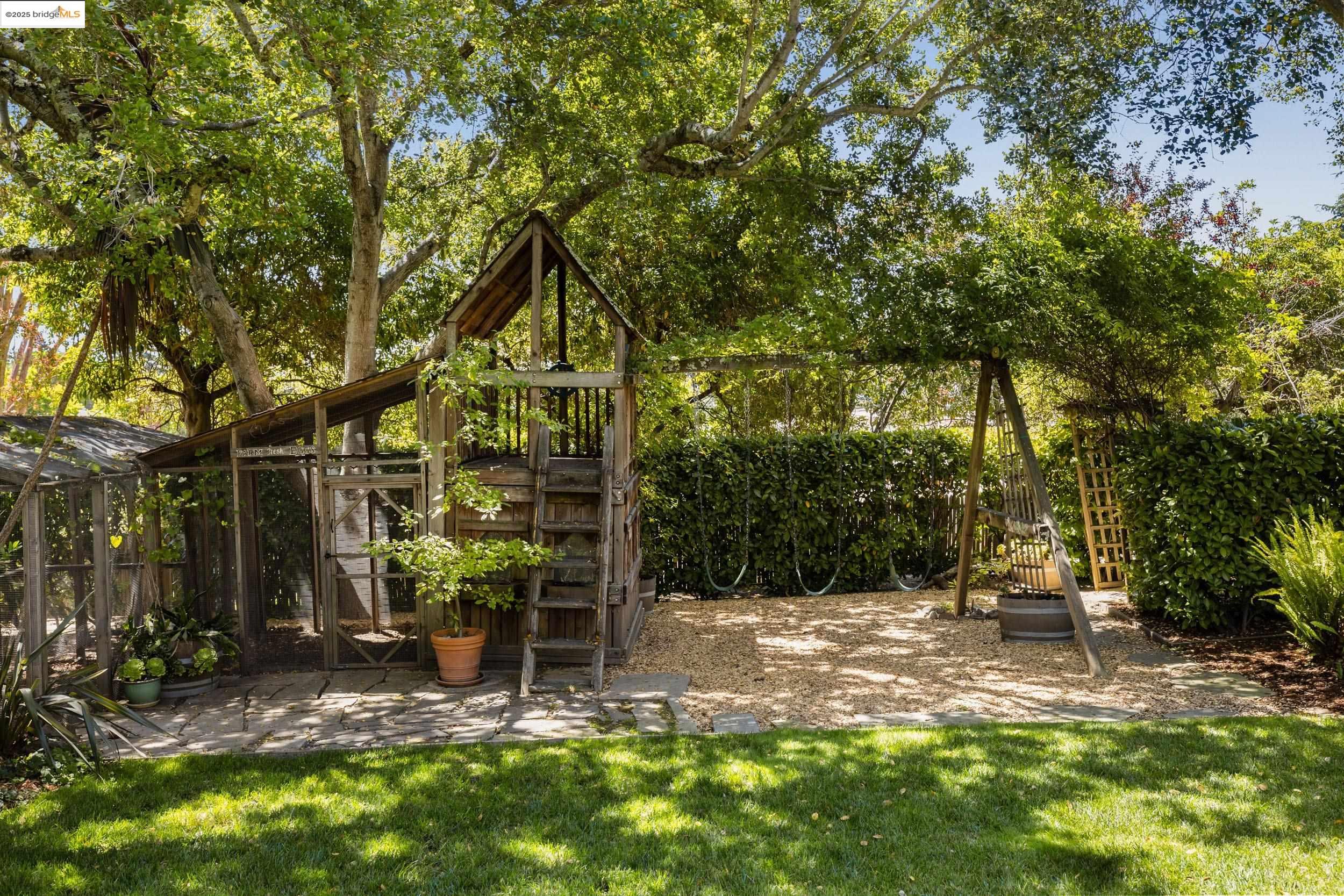 Detail Gallery Image 51 of 57 For 1971 Hoover Ave, Oakland,  CA 94602 - 5 Beds | 5/1 Baths