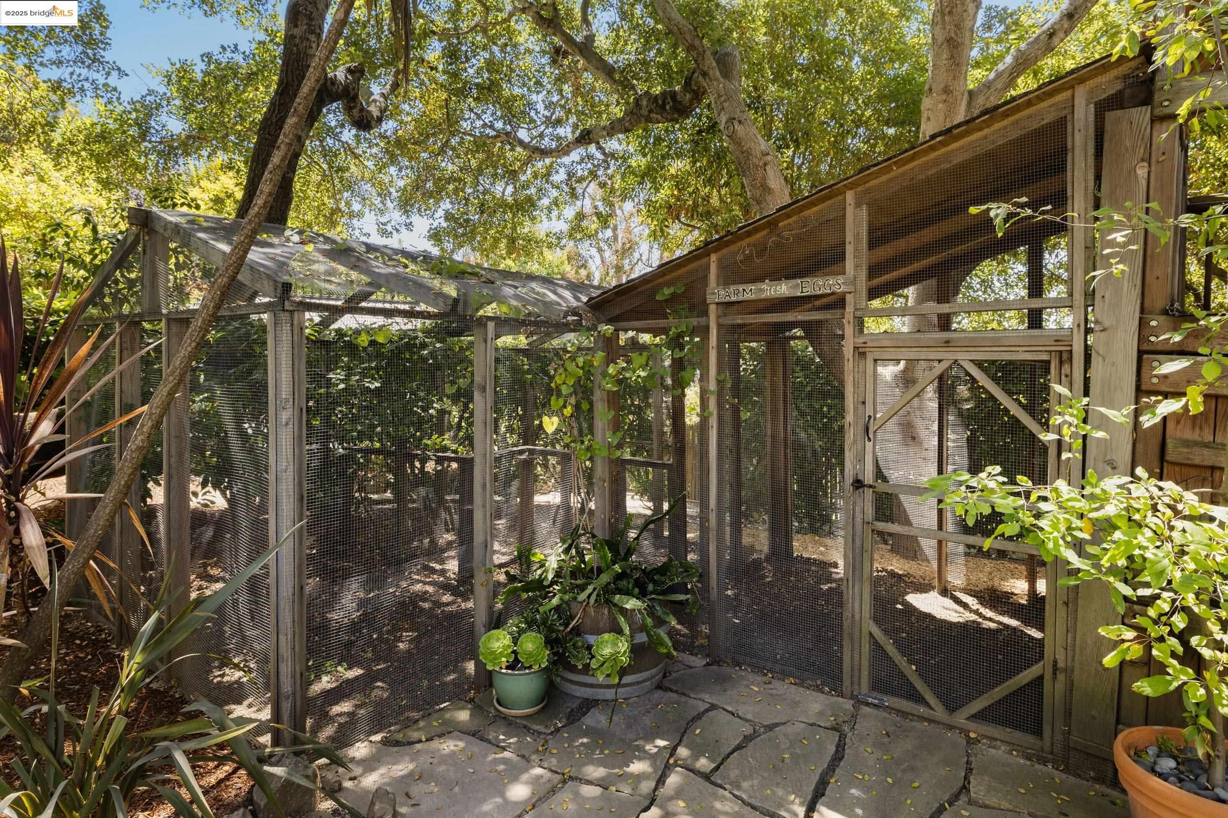 Detail Gallery Image 52 of 57 For 1971 Hoover Ave, Oakland,  CA 94602 - 5 Beds | 5/1 Baths