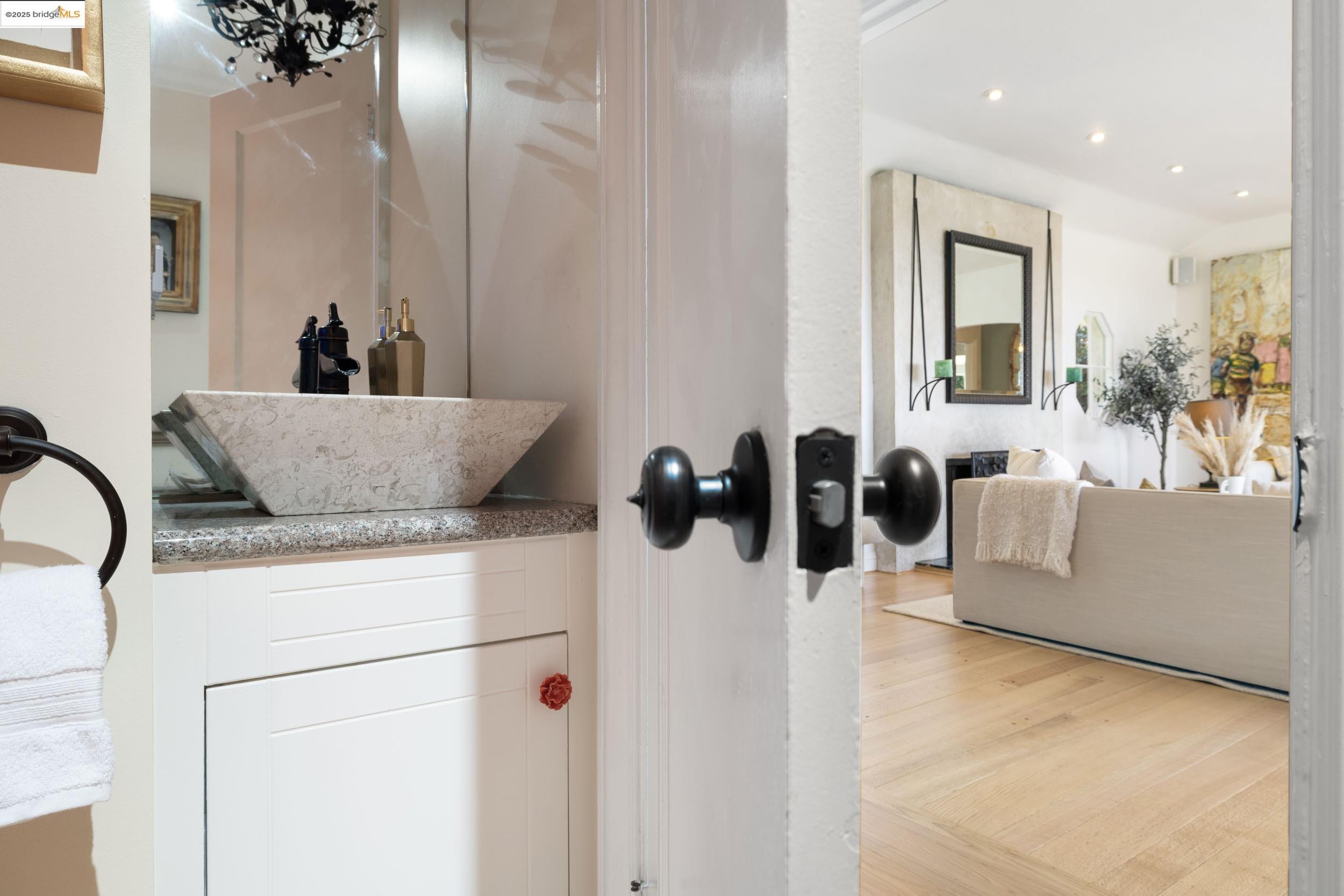 Detail Gallery Image 9 of 57 For 1971 Hoover Ave, Oakland,  CA 94602 - 5 Beds | 5/1 Baths