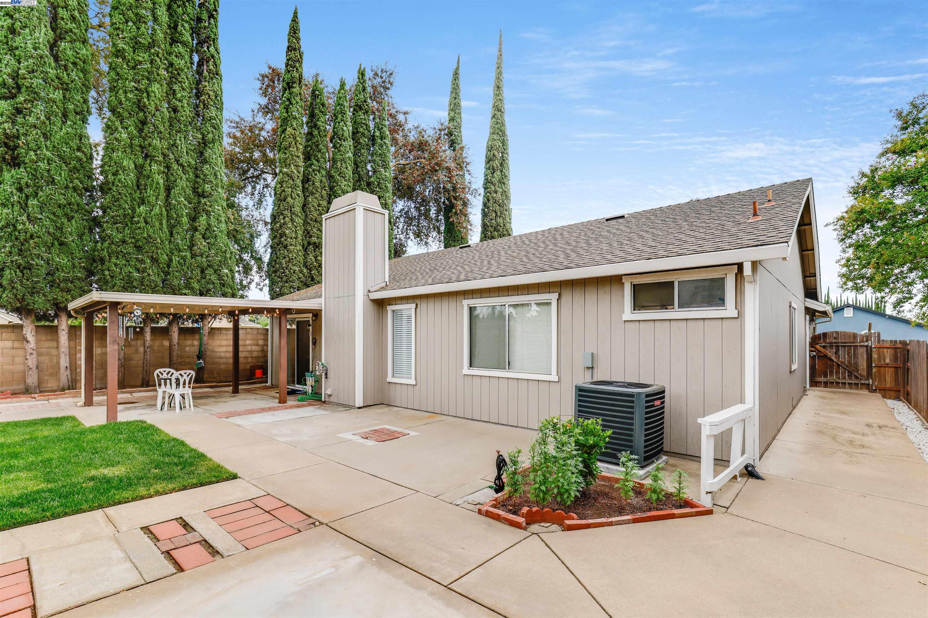 Detail Gallery Image 4 of 17 For 7600 Antelope Hills Dr, Antelope,  CA 95843 - 3 Beds | 2 Baths