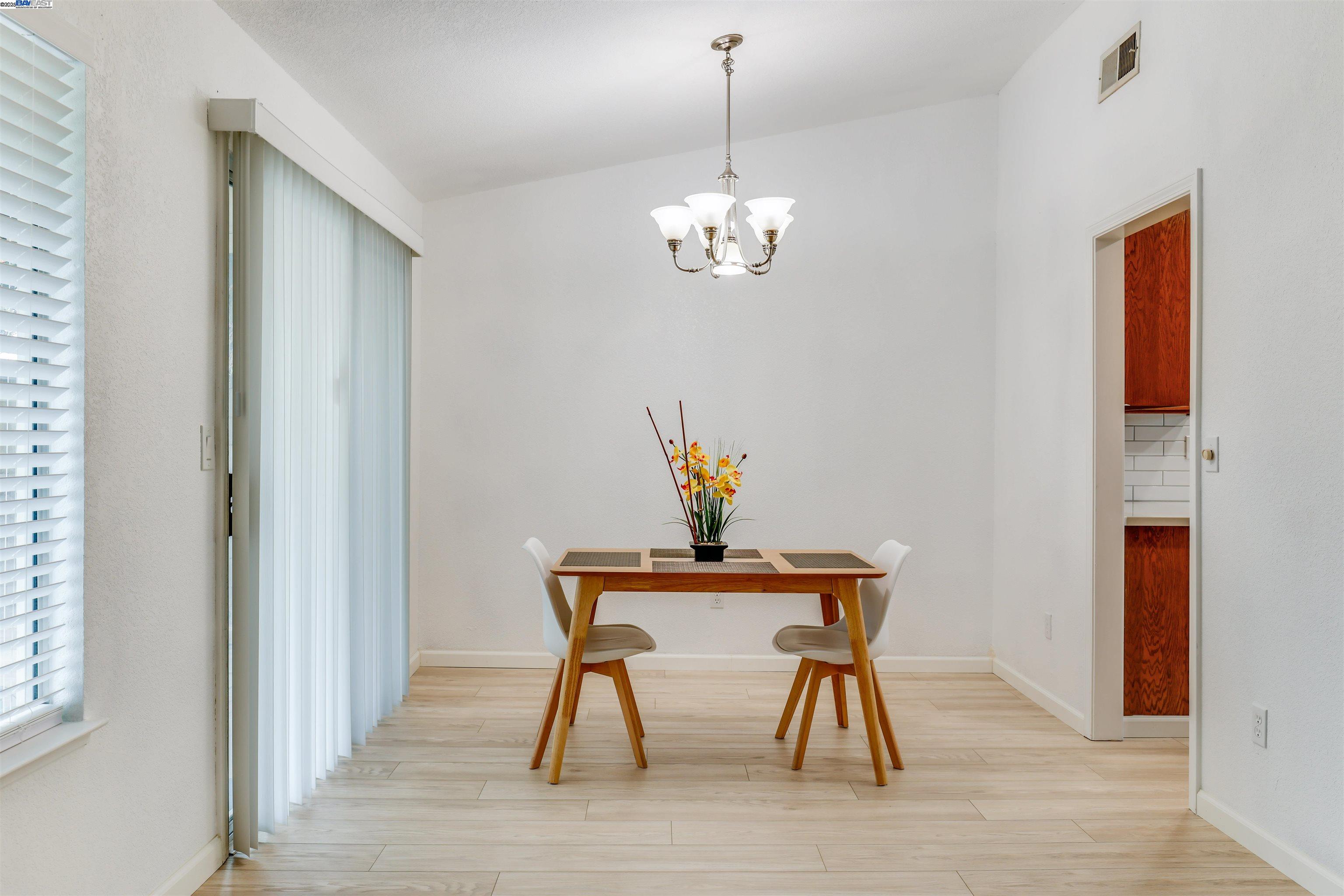 Detail Gallery Image 9 of 17 For 7600 Antelope Hills Dr, Antelope,  CA 95843 - 3 Beds | 2 Baths
