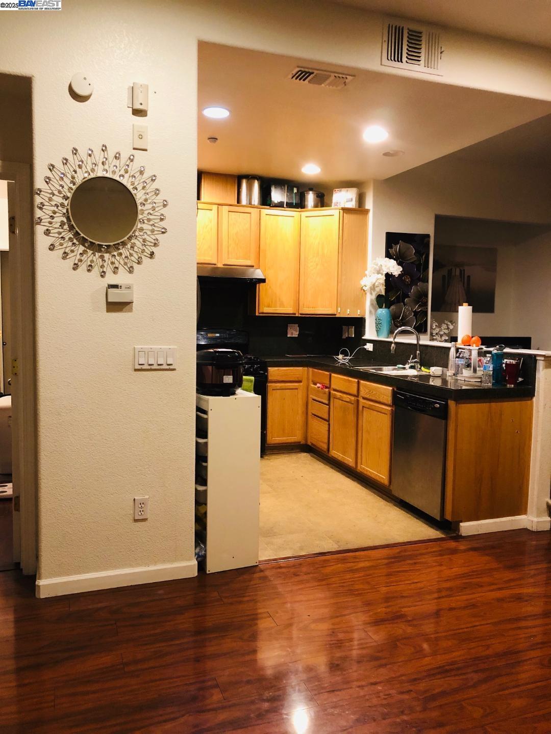 Detail Gallery Image 3 of 21 For 644 Artisan Pl, Hayward,  CA 94541 - 3 Beds | 3 Baths