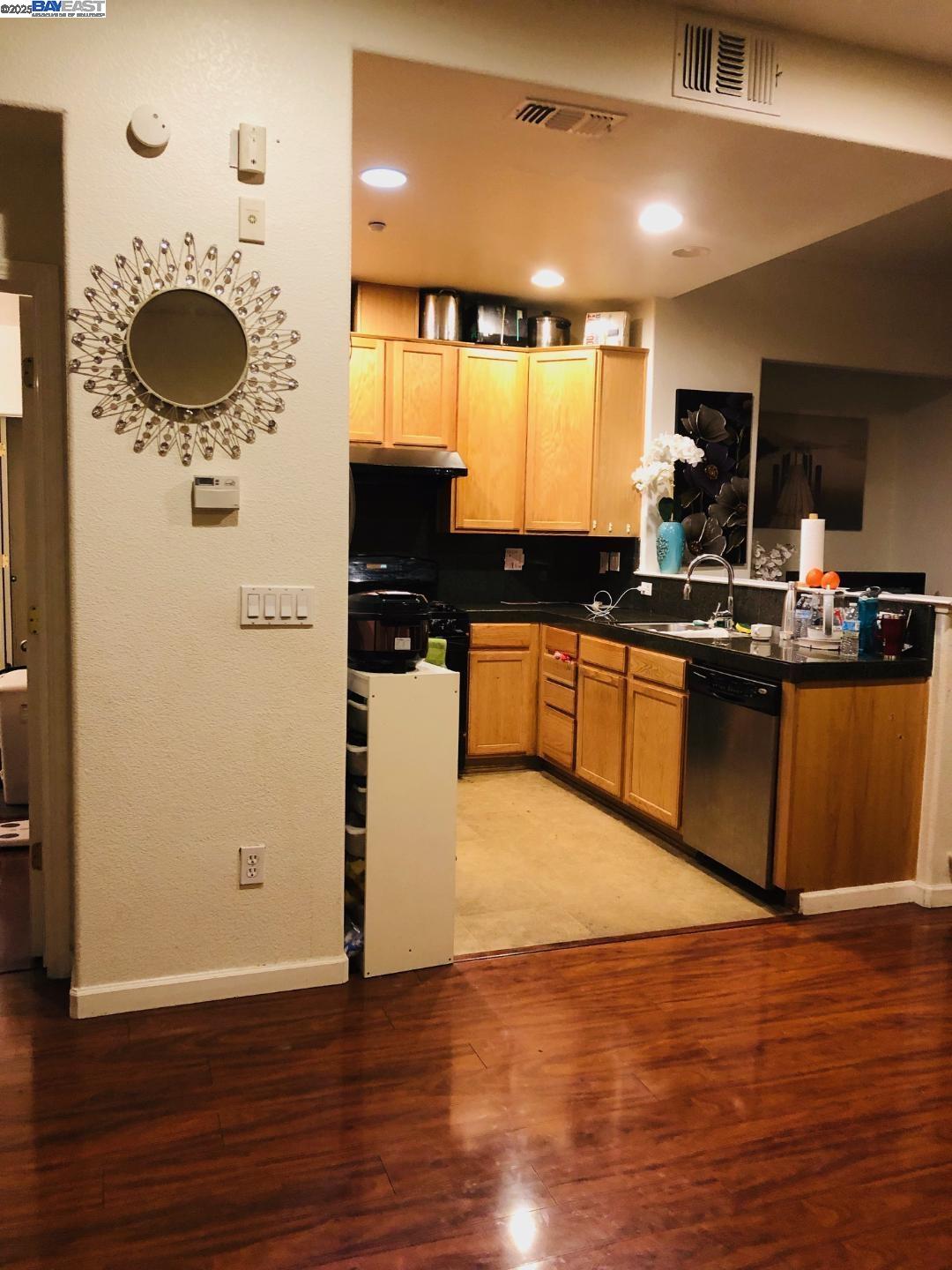 Detail Gallery Image 4 of 21 For 644 Artisan Pl, Hayward,  CA 94541 - 3 Beds | 3 Baths