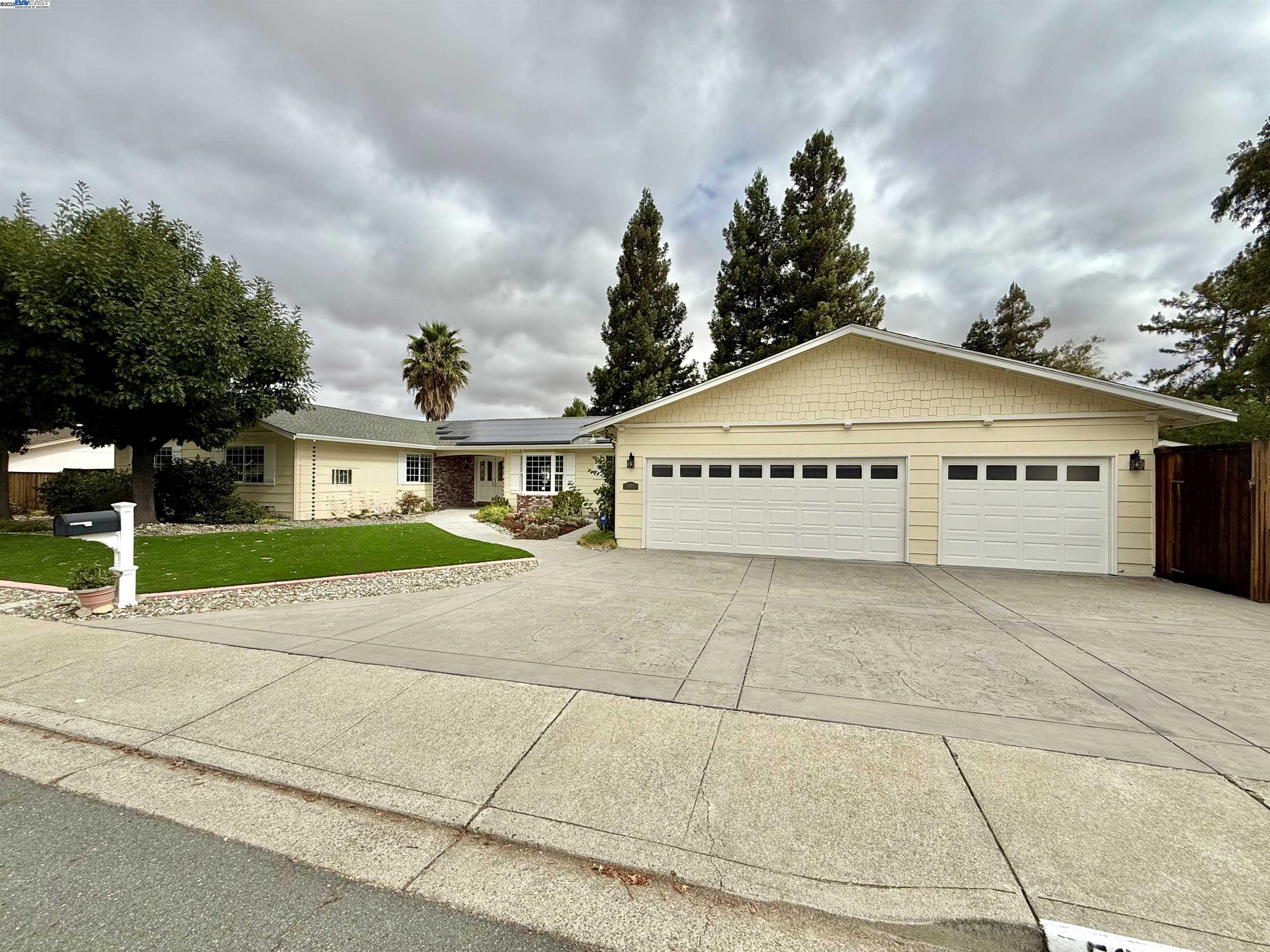 Detail Gallery Image 2 of 60 For 5647 Southbrook Dr, Clayton,  CA 94517 - 4 Beds | 2/1 Baths