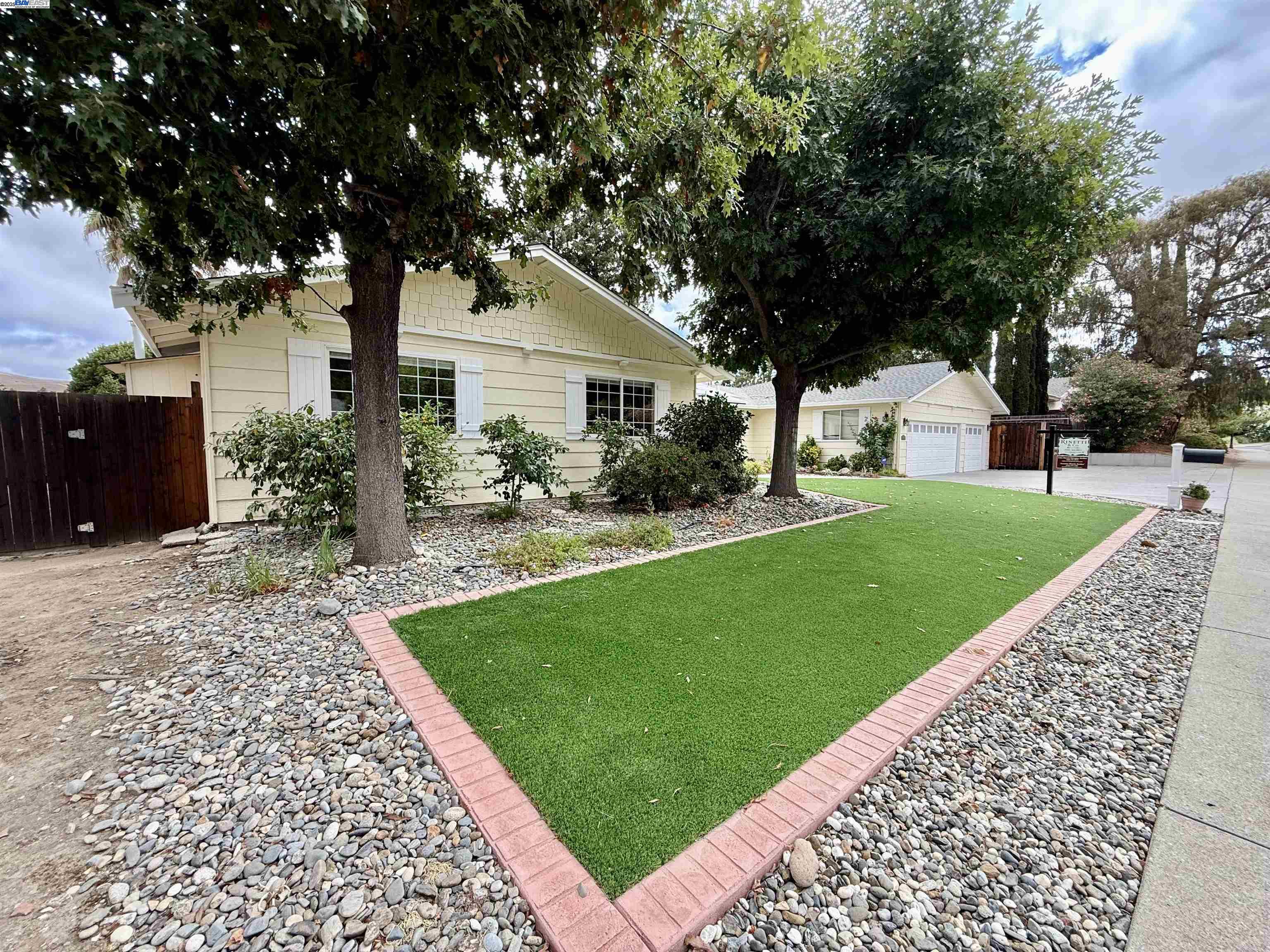 Detail Gallery Image 3 of 60 For 5647 Southbrook Dr, Clayton,  CA 94517 - 4 Beds | 2/1 Baths