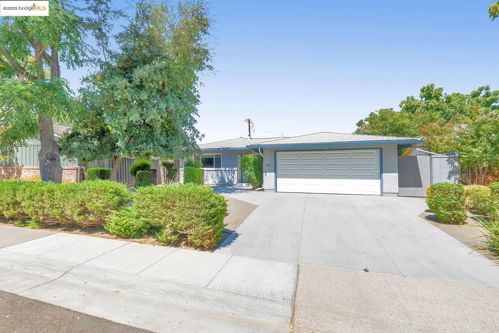 Detail Gallery Image 1 of 33 For 2011 Regis Dr, Davis,  CA 95618 - 3 Beds | 2 Baths