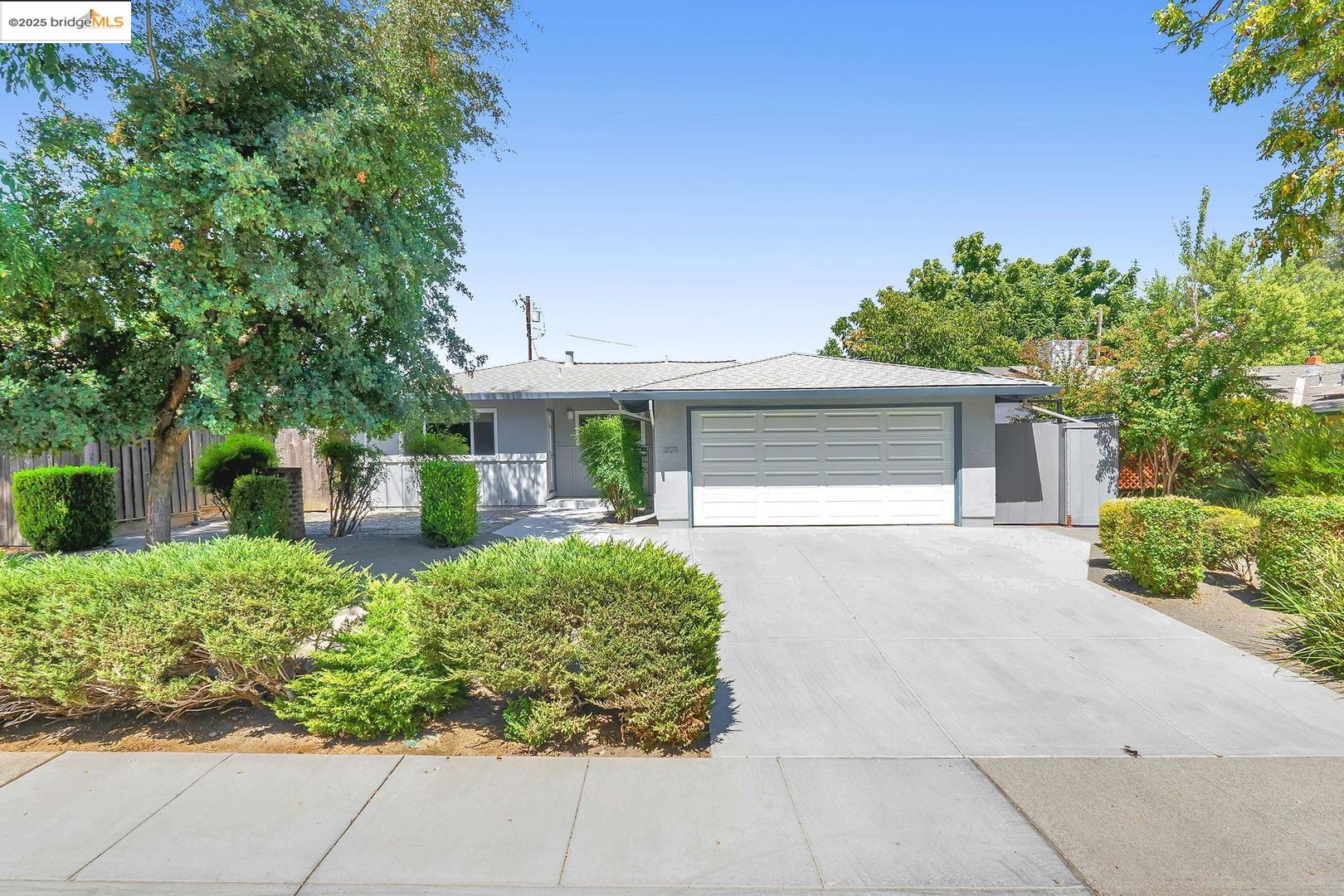 Detail Gallery Image 2 of 33 For 2011 Regis Dr, Davis,  CA 95618 - 3 Beds | 2 Baths