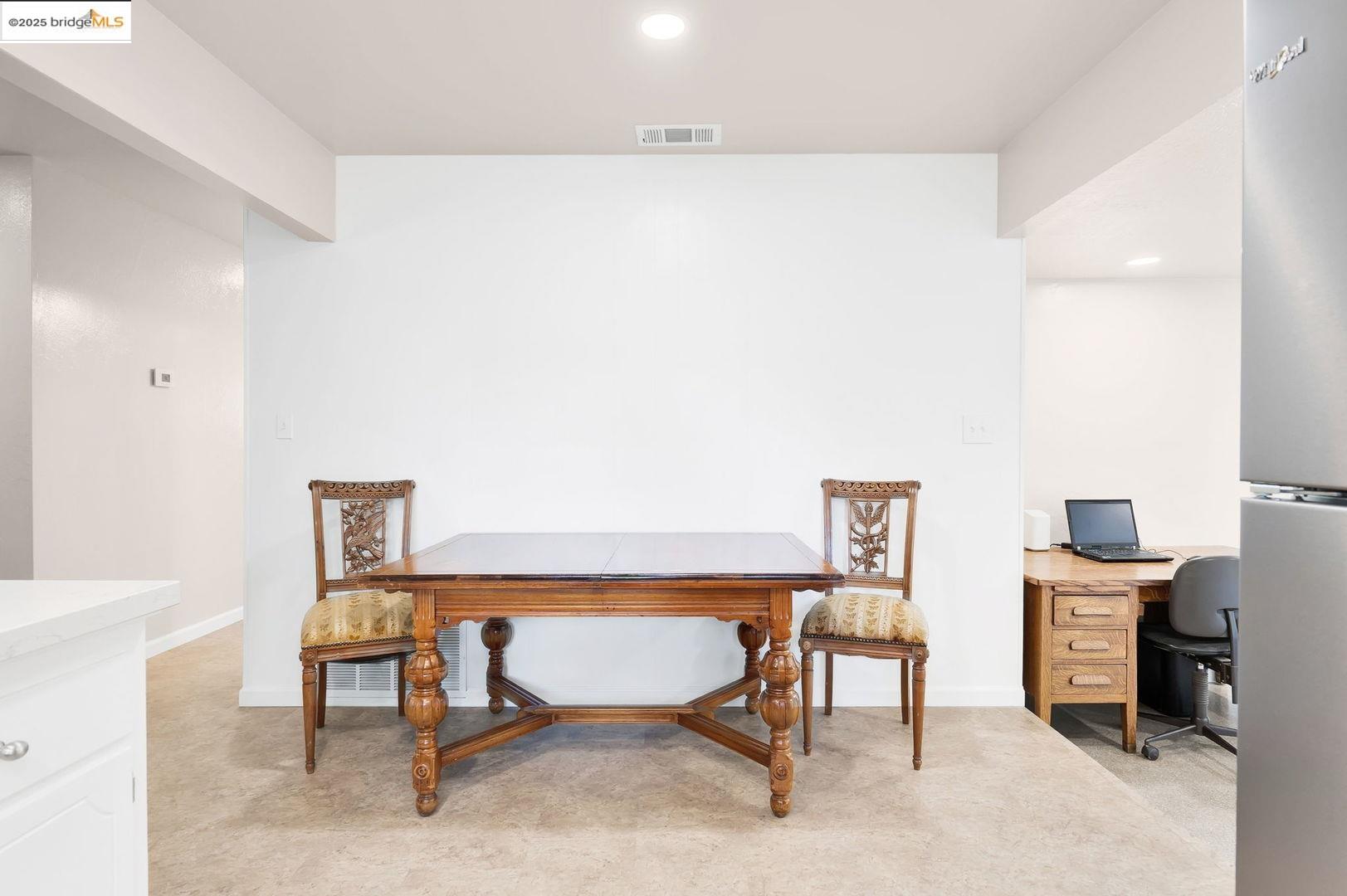 Detail Gallery Image 11 of 33 For 2011 Regis Dr, Davis,  CA 95618 - 3 Beds | 2 Baths