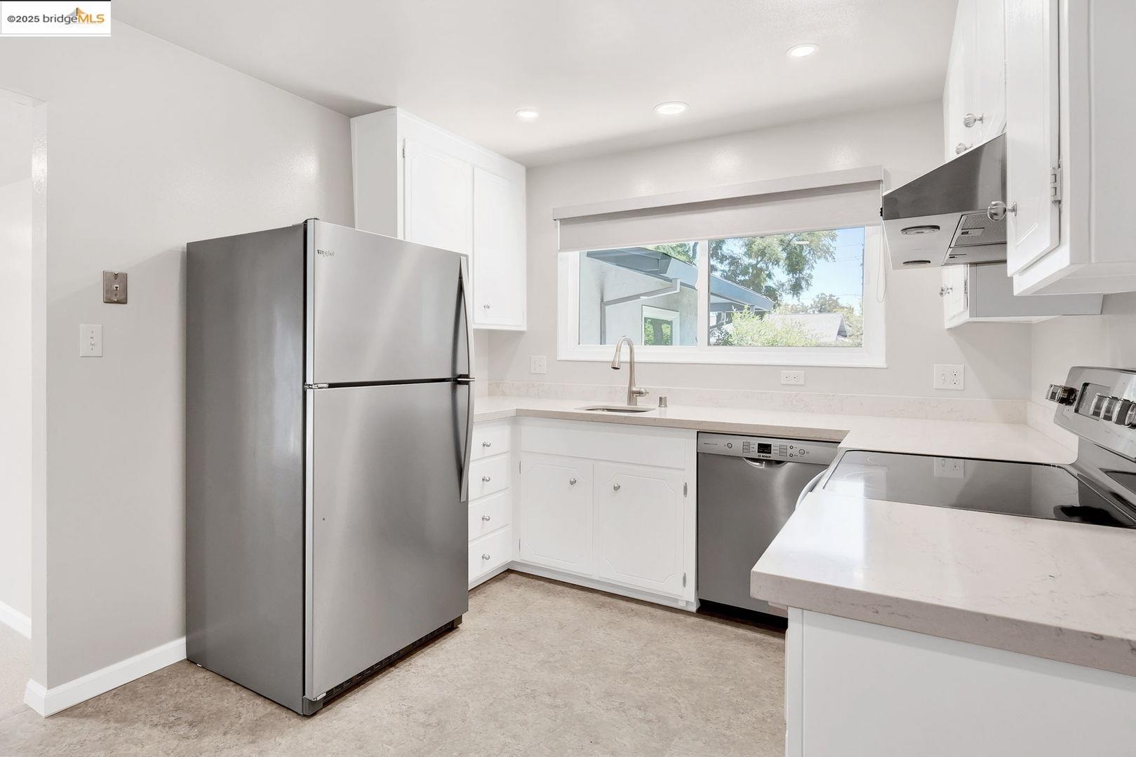 Detail Gallery Image 12 of 33 For 2011 Regis Dr, Davis,  CA 95618 - 3 Beds | 2 Baths