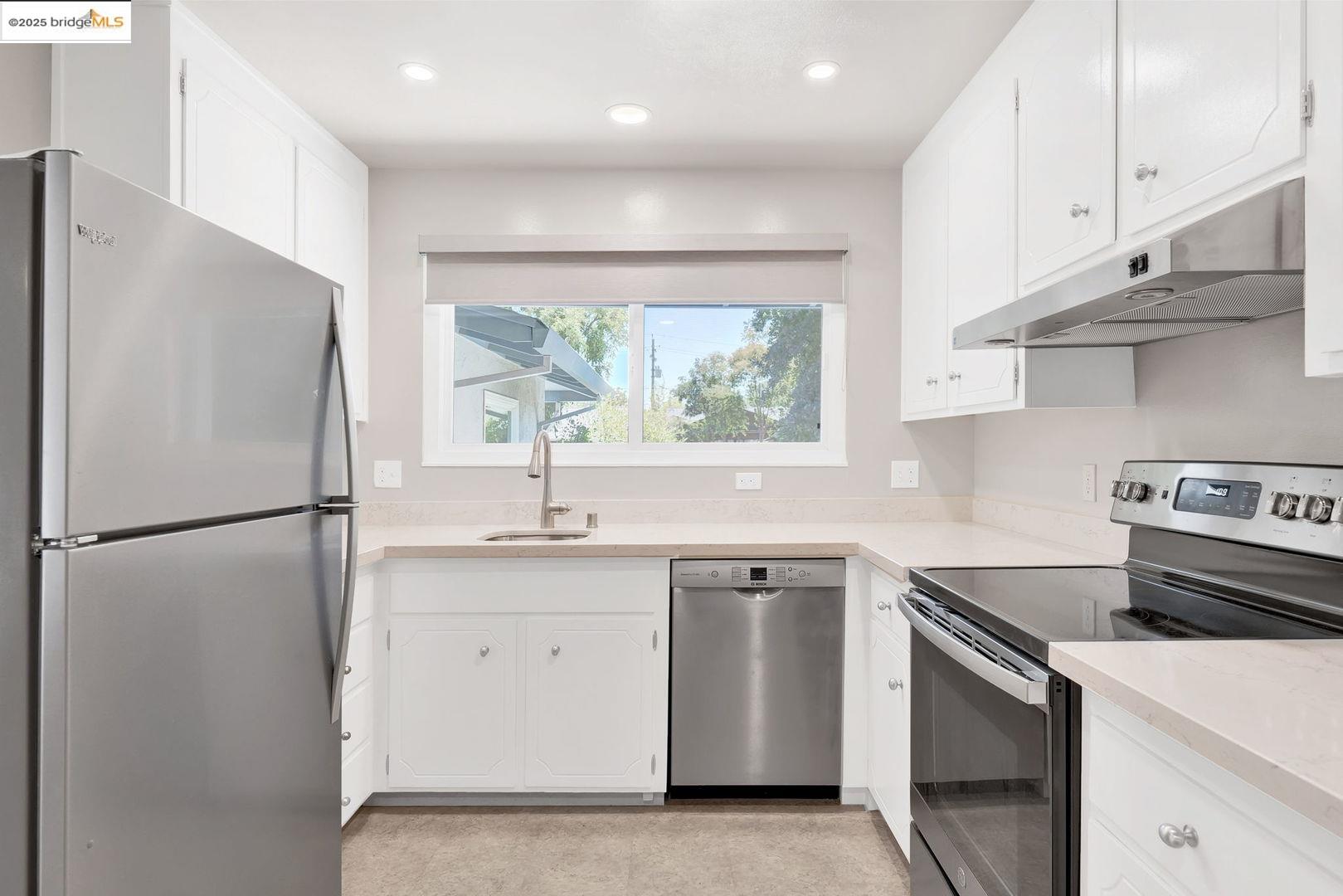 Detail Gallery Image 13 of 33 For 2011 Regis Dr, Davis,  CA 95618 - 3 Beds | 2 Baths