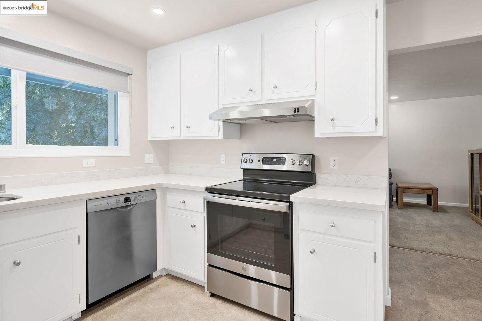 Detail Gallery Image 14 of 33 For 2011 Regis Dr, Davis,  CA 95618 - 3 Beds | 2 Baths