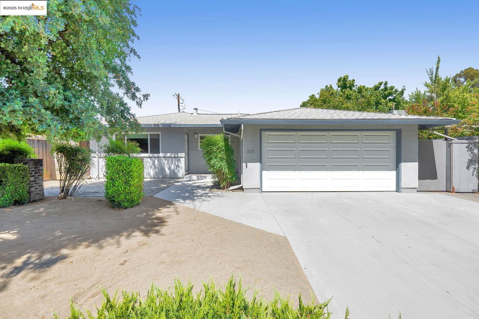 Detail Gallery Image 3 of 33 For 2011 Regis Dr, Davis,  CA 95618 - 3 Beds | 2 Baths